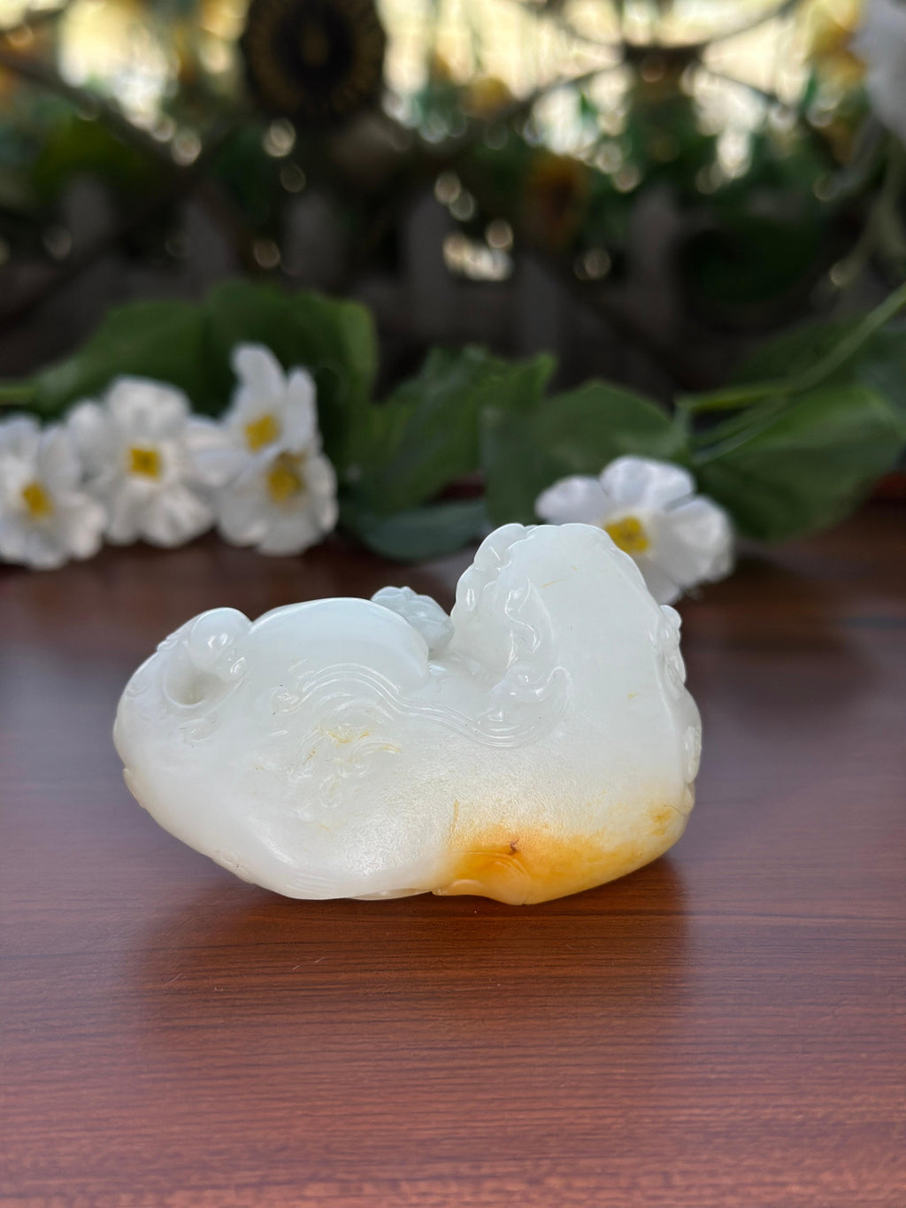 新疆和田玉珍品白玉聚红皮籽料回首貔貅手把件（yc710544）