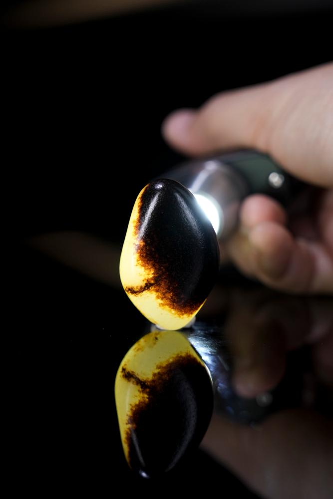 新疆天然和田玉籽料原石黑红皮挂件（yc234136）