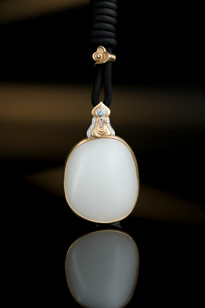 18k金镶和田玉羊脂白包金籽料原石挂件（yc250988）