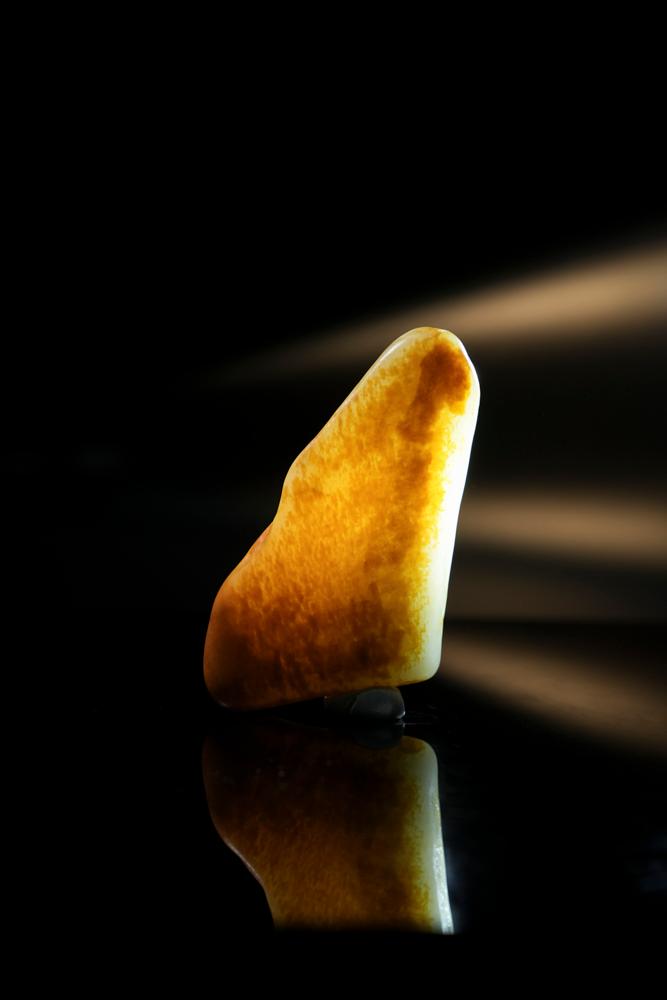 新疆和田玉聚红双面皮“一帆风顺”象形籽料原石（yc244635）