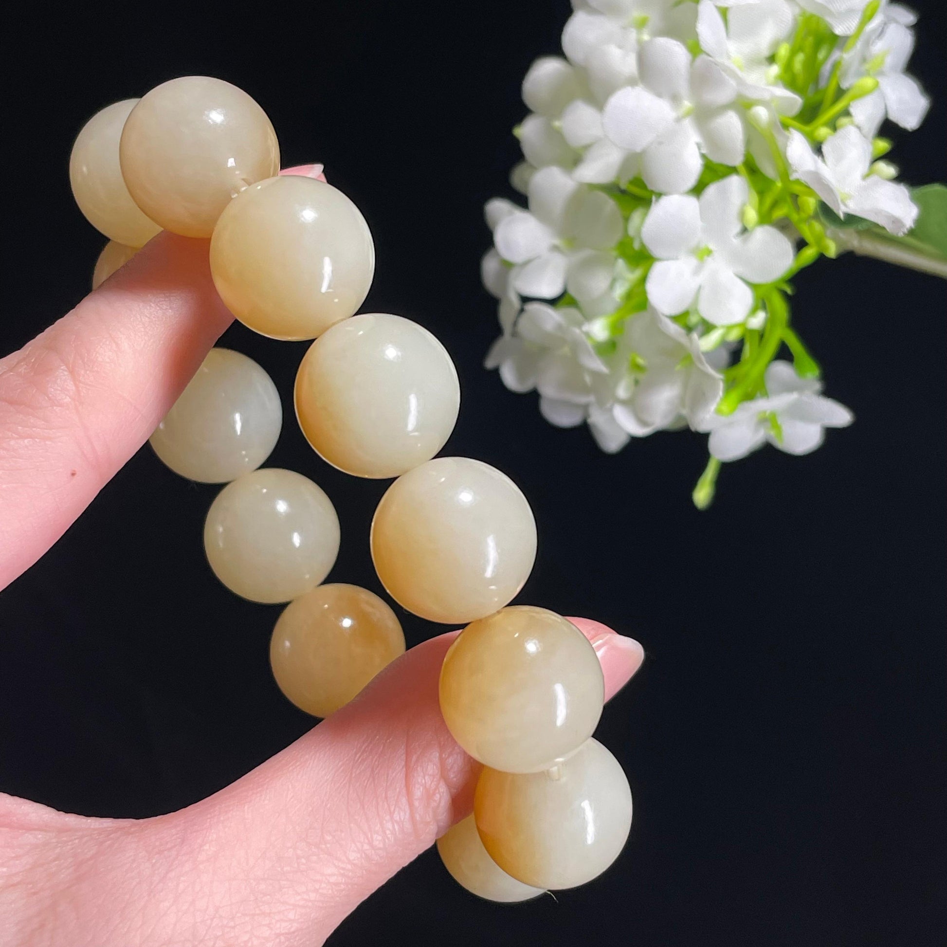 A新疆天然和田玉“秋露凝珠”且末糖白料手串（yc309477）