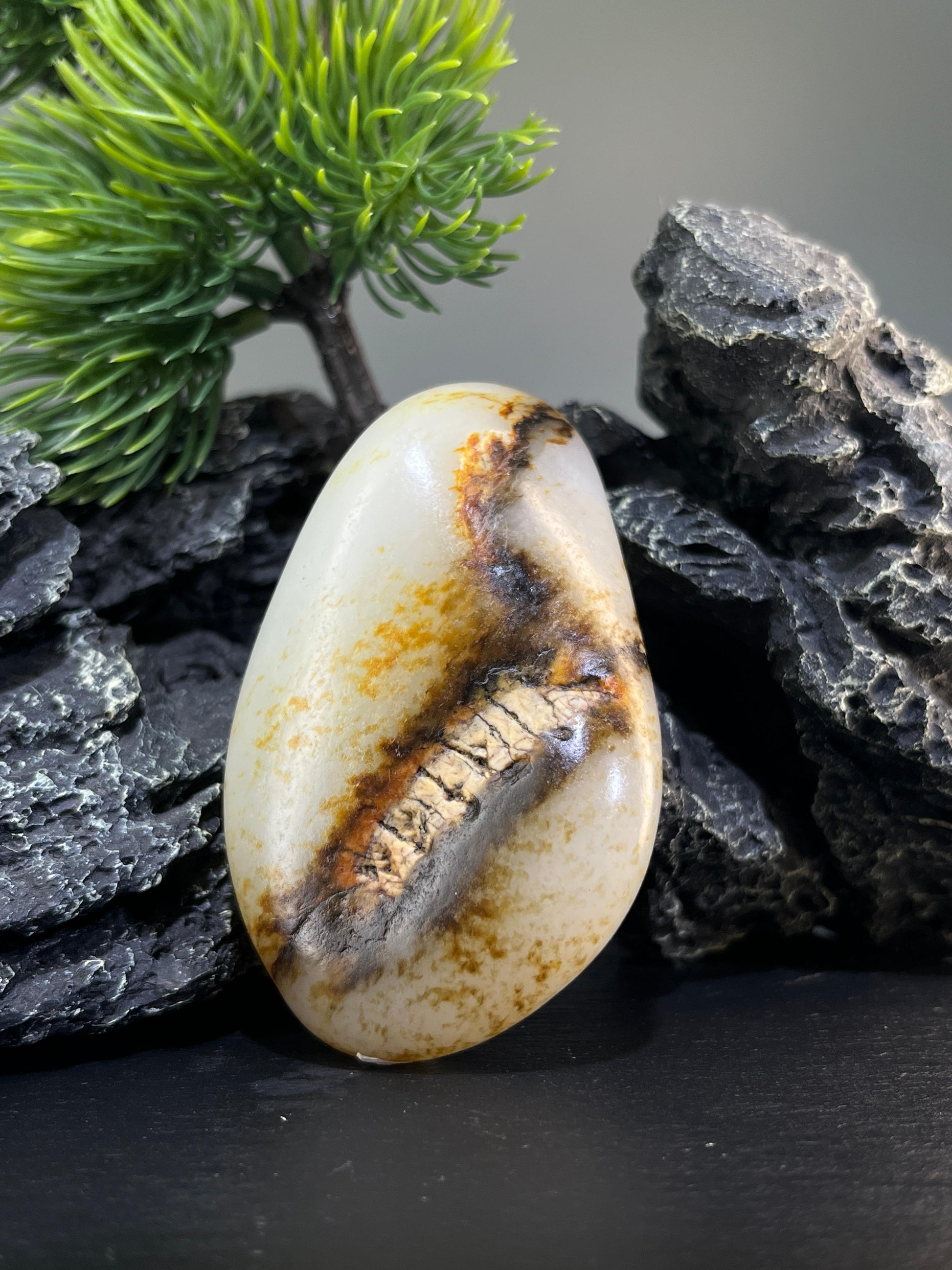 新疆和田玉白玉籽料“玉藏齿影”特色籽料原石手把件（yc226845）