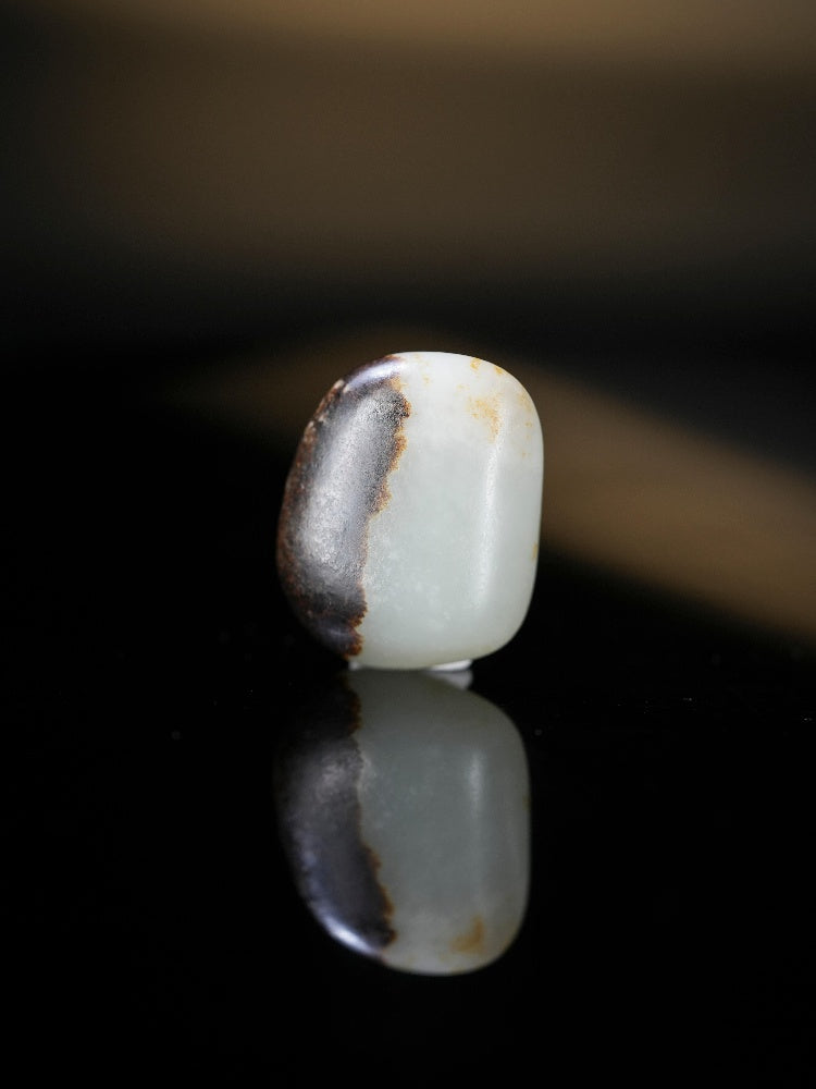 新疆和田玉高青白聚黑皮“半壁江山”籽料原石挂件（yc245646）