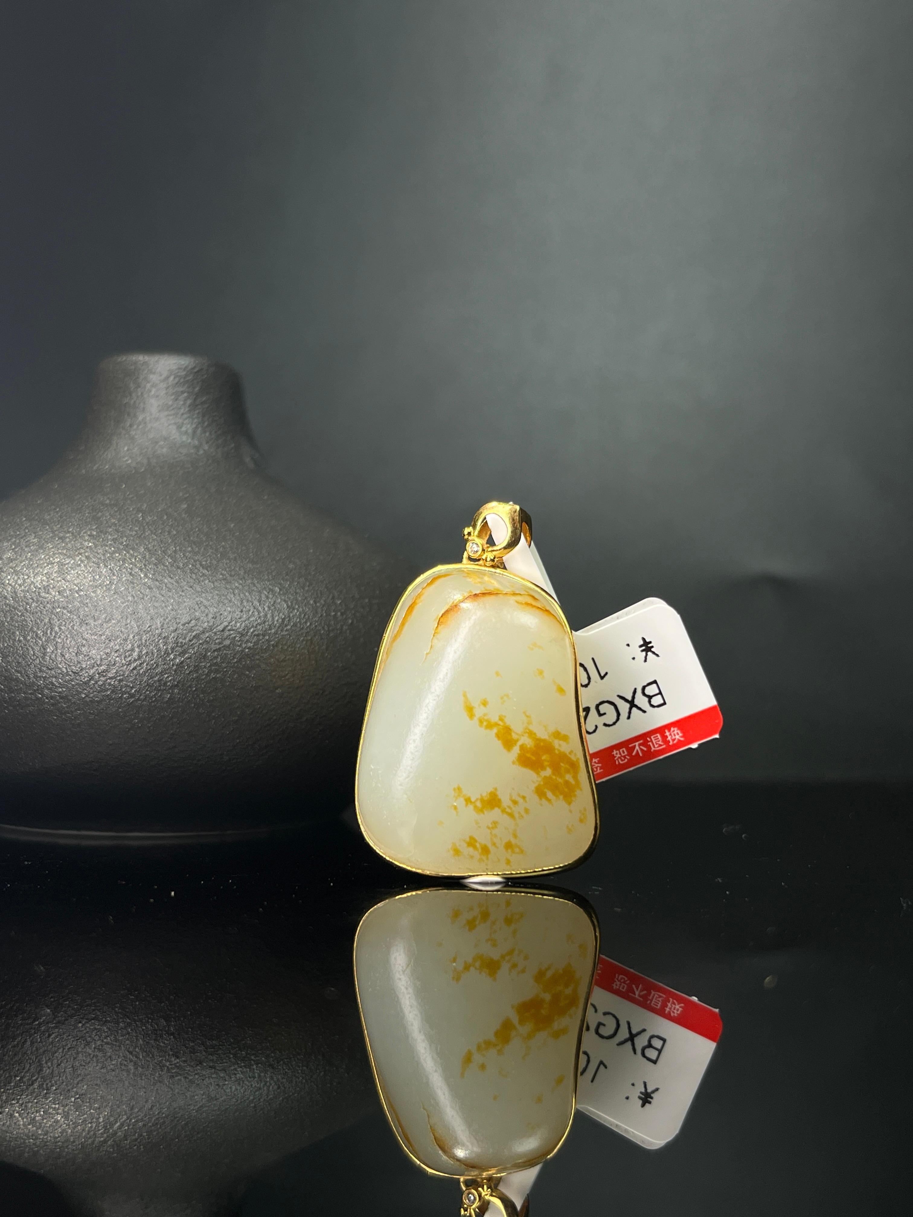 新疆和田玉籽料原石洒金皮18k金镶玉吊坠9（yc243626） – 添福玉器