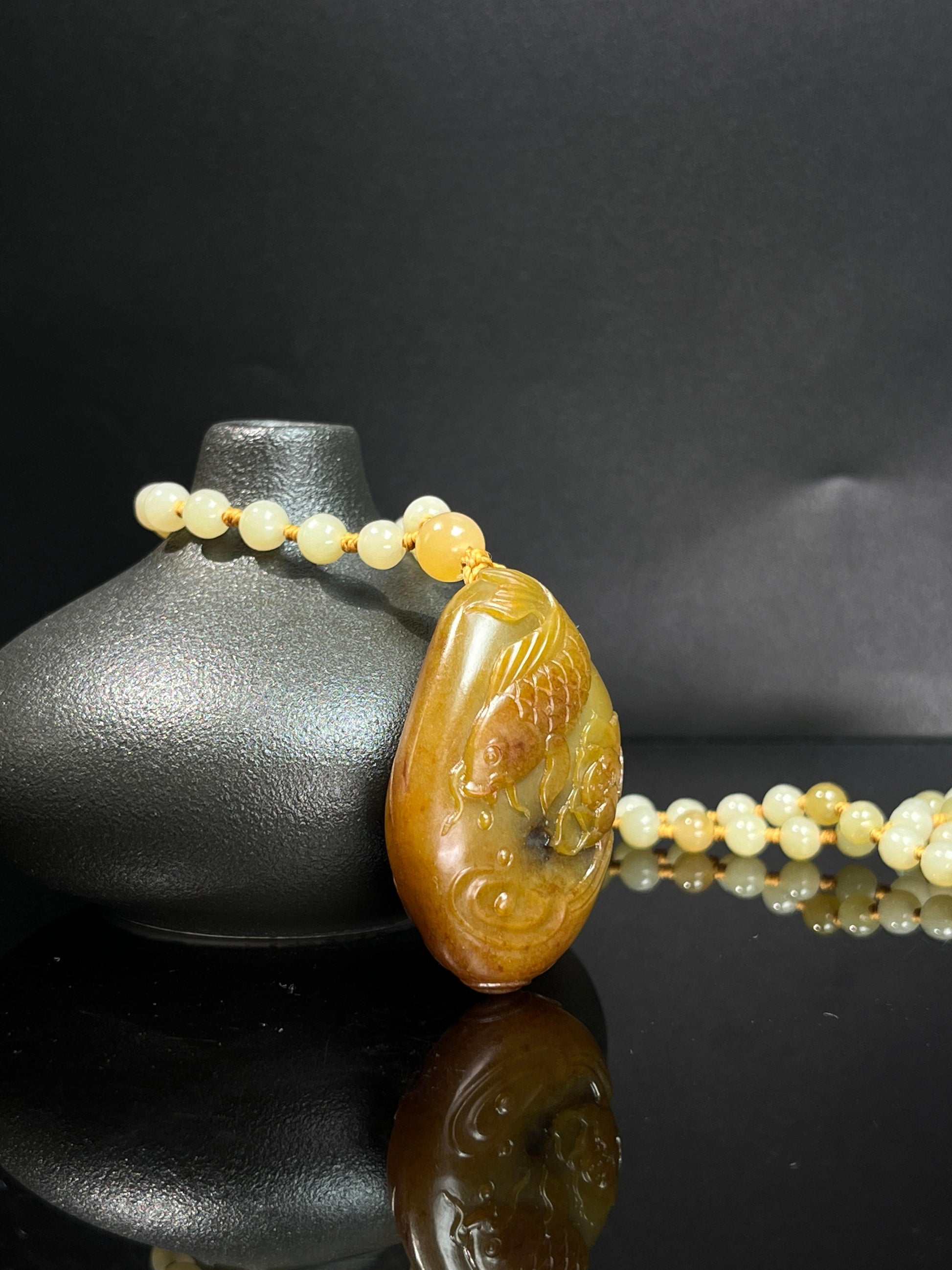 新疆和田玉籽料黄沁鱼雕刻挂件（yc239881）