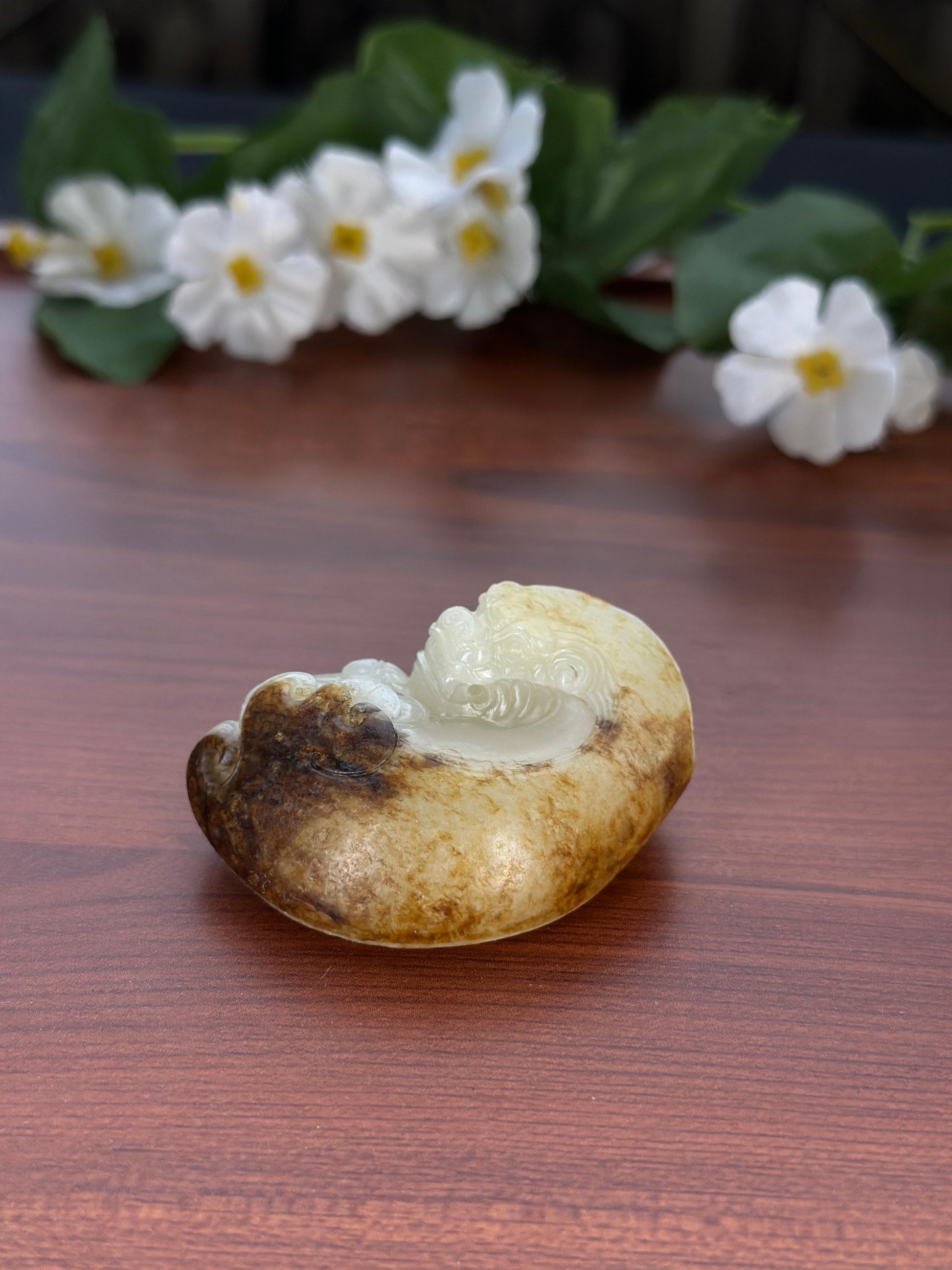 新疆和田玉精品白玉秋梨皮籽料回首貔貅挂件（yc709257）
