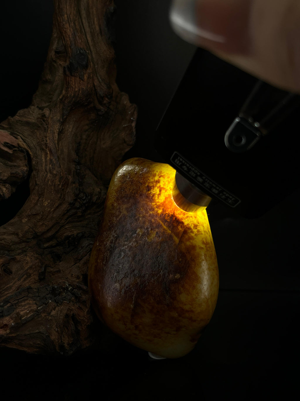 新疆和田玉金包银聚红皮籽料原石（yc241875）