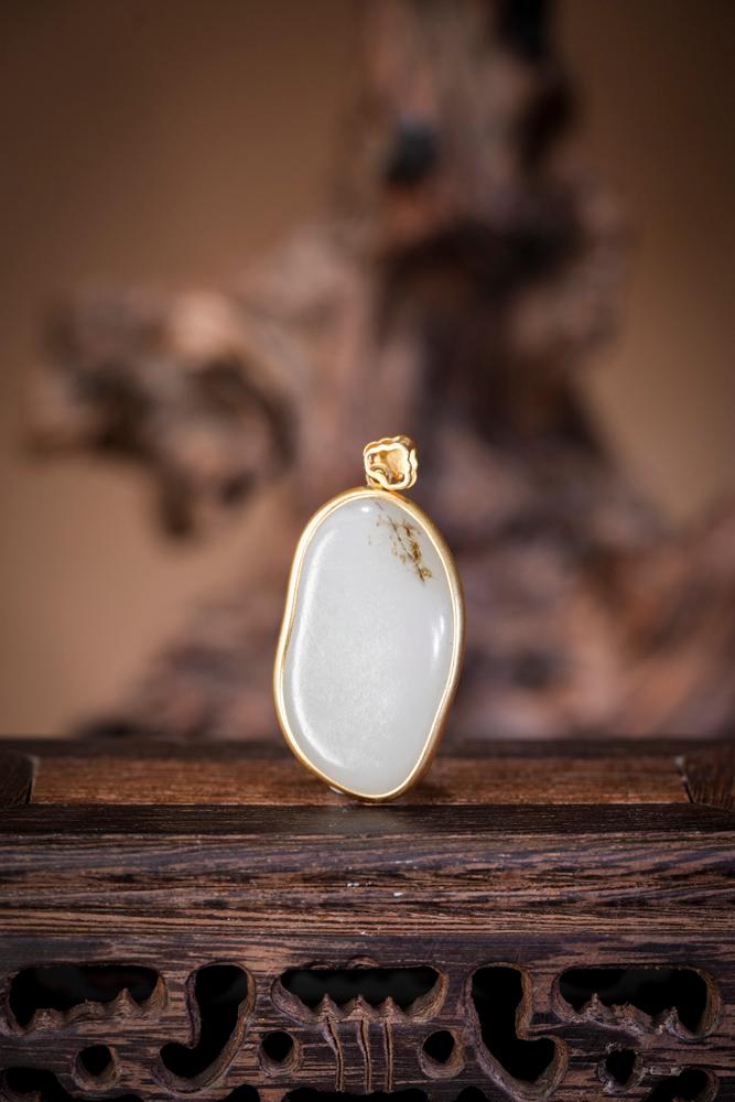 18k金镶和田玉白玉籽料原石原皮吊坠（yc224126） – 添福玉器