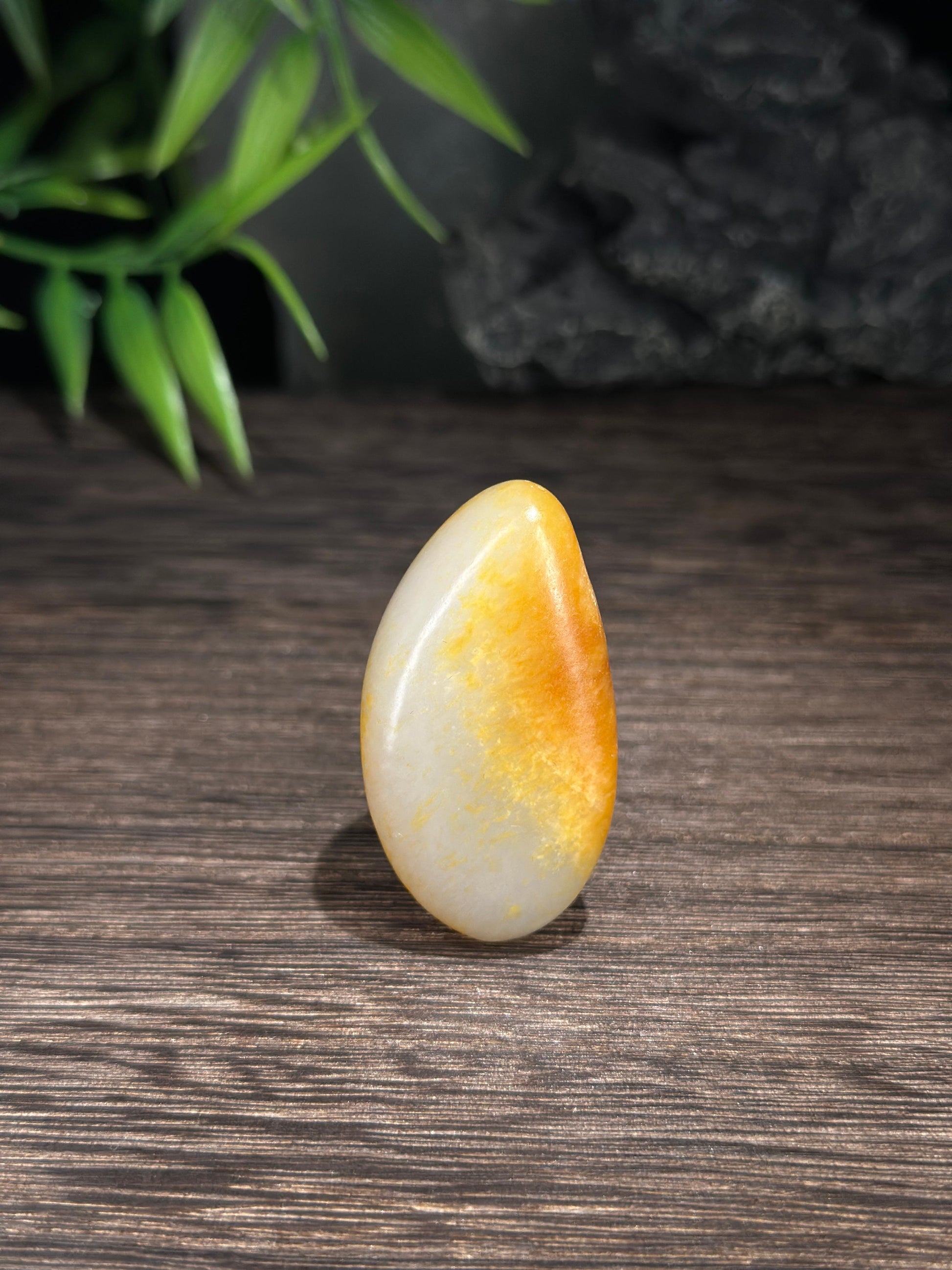 新疆和田玉精品白玉聚黄皮水滴形籽料挂件（yc716071）