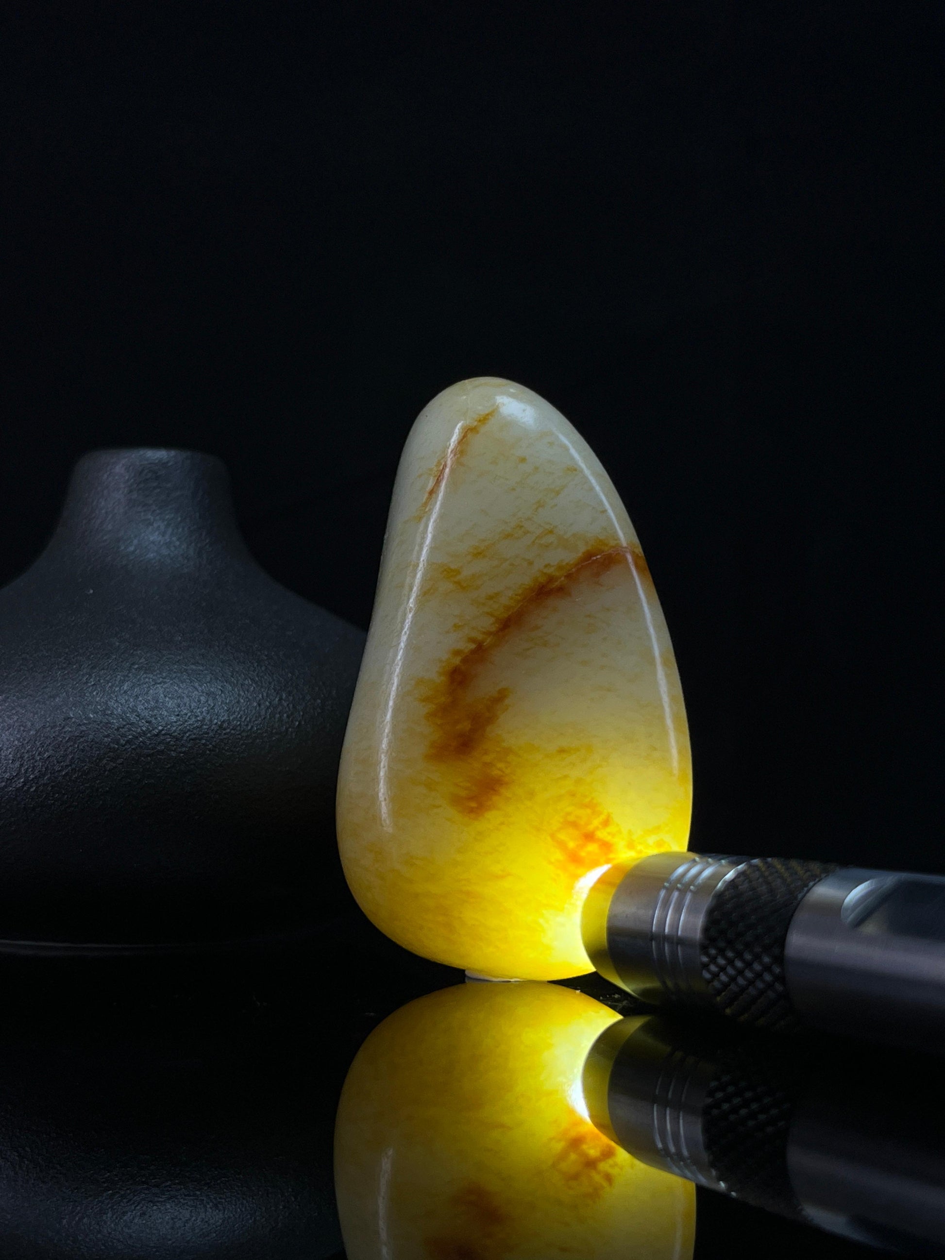 新疆和田玉一级白意境红皮洒金籽料原石手把件（yc244837）