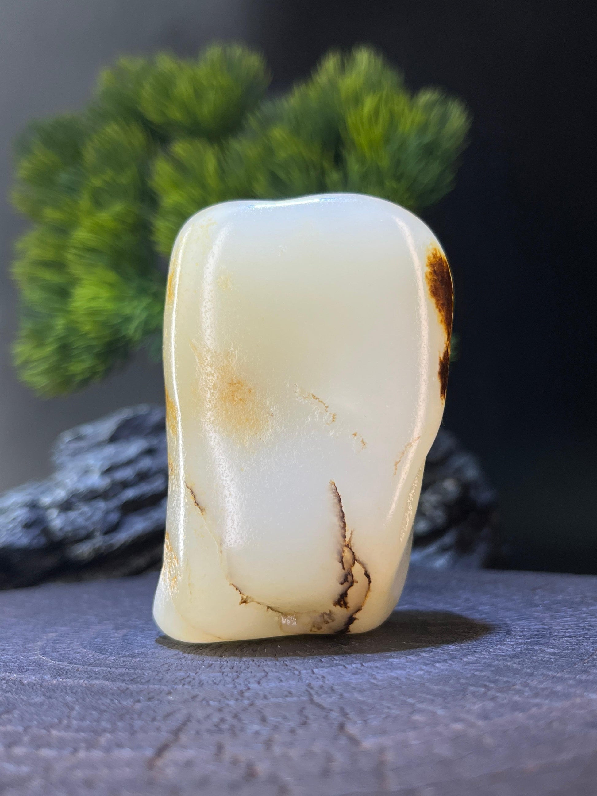 和田玉羊脂白带洒金黑红皮籽料手把件（yc228075）