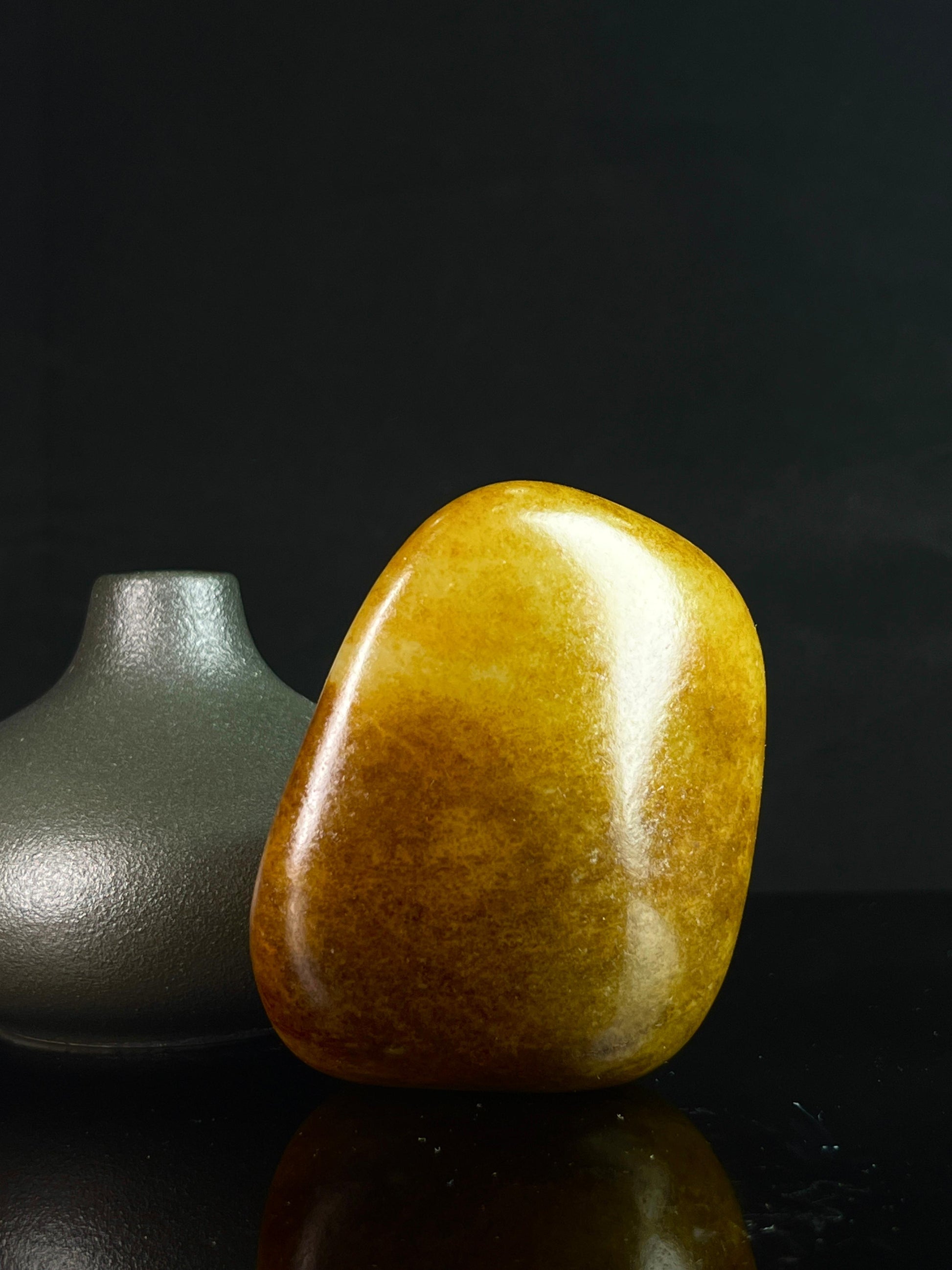 新疆和田玉黄棕沁色籽料原石摆件（yc231714）