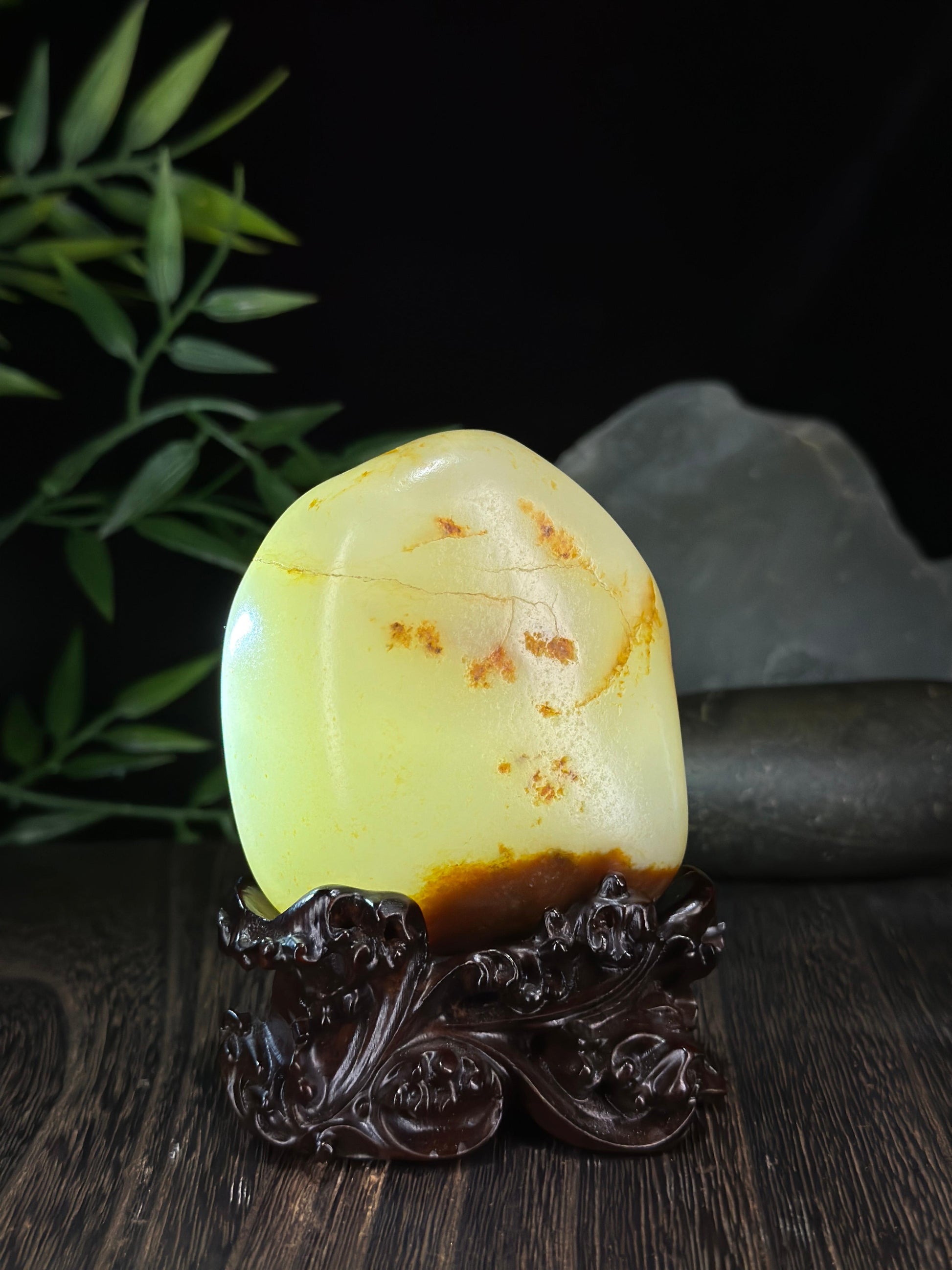 新疆和田玉珍品白玉聚红皮籽料摆件（yc712407）