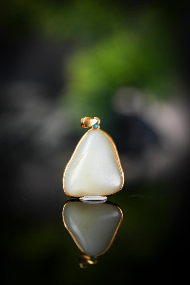 18K 金镶和田玉光白籽带洒金皮包金吊坠（yc212884）