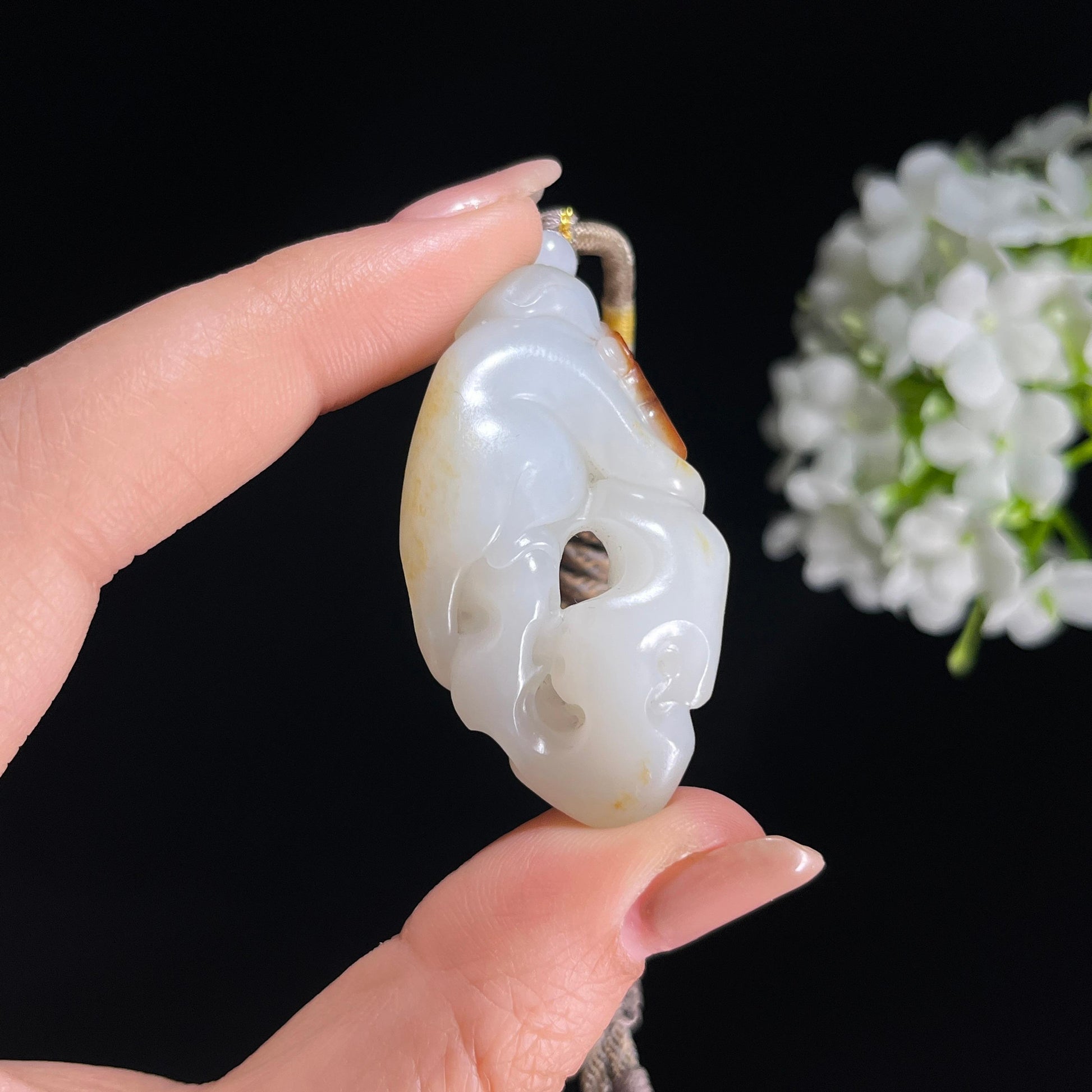 新疆天然和田玉白玉红皮籽料灵猴献瑞雕刻挂件（yc379531）