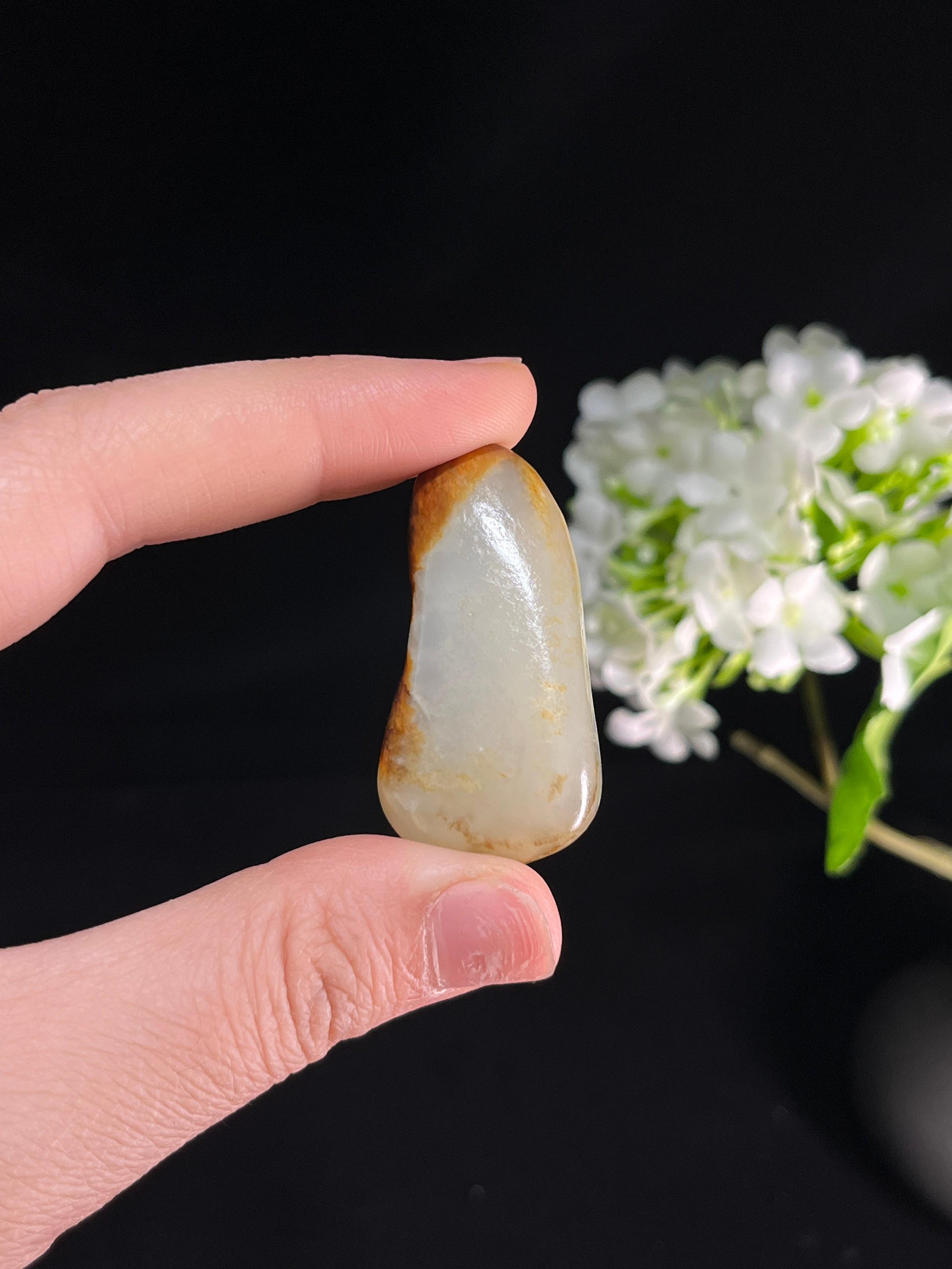 新疆和田玉白玉特色聚红皮籽料原石（yc251629）