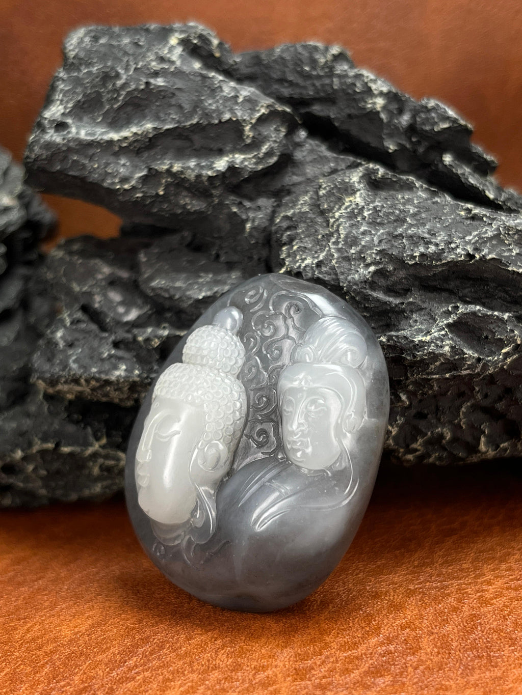 和田玉青花籽料“慈悲护佑”雕刻挂坠（yc222762）