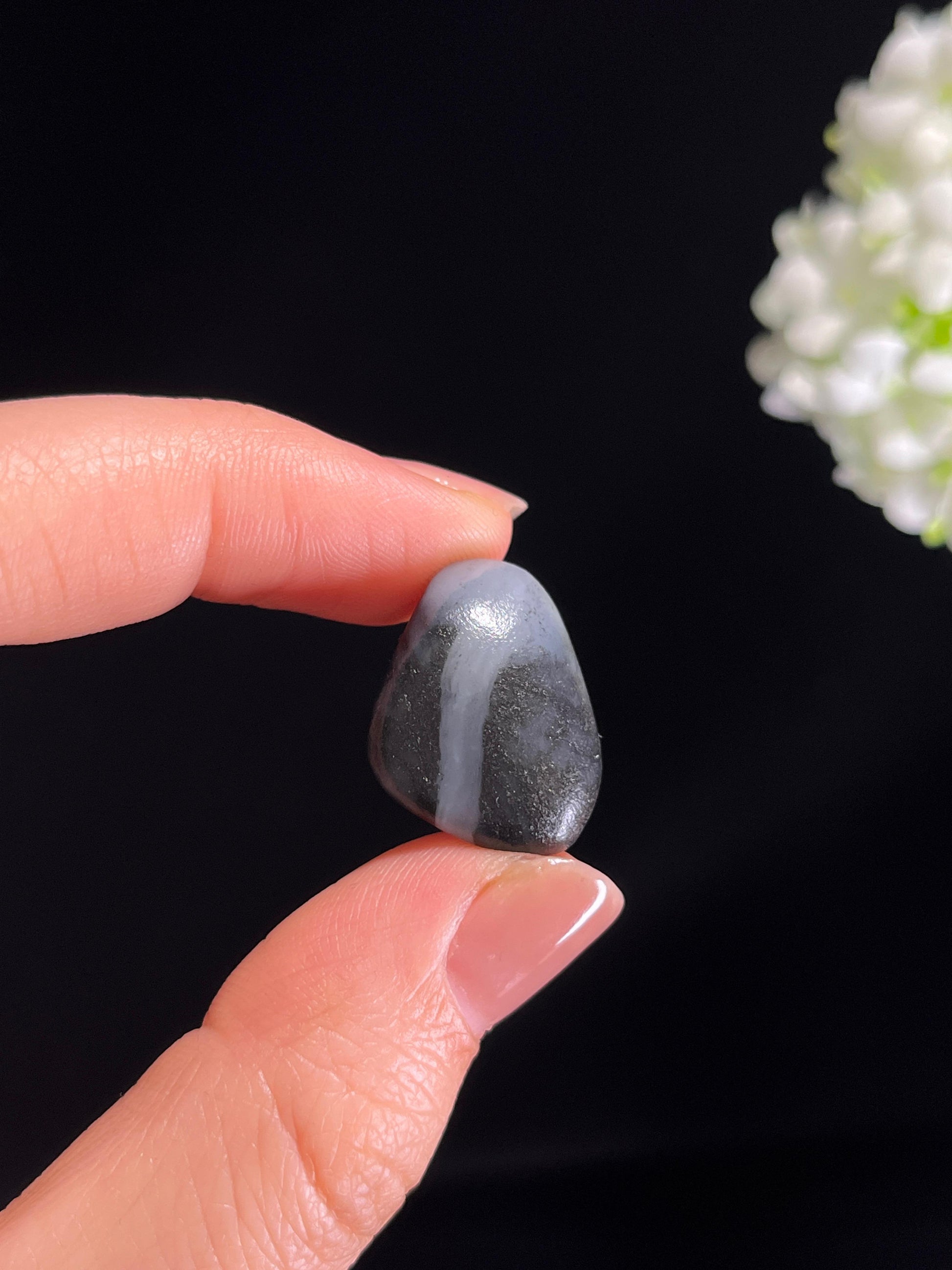 和田玉青花聚黑皮“一线天”籽料原石（yc278736）