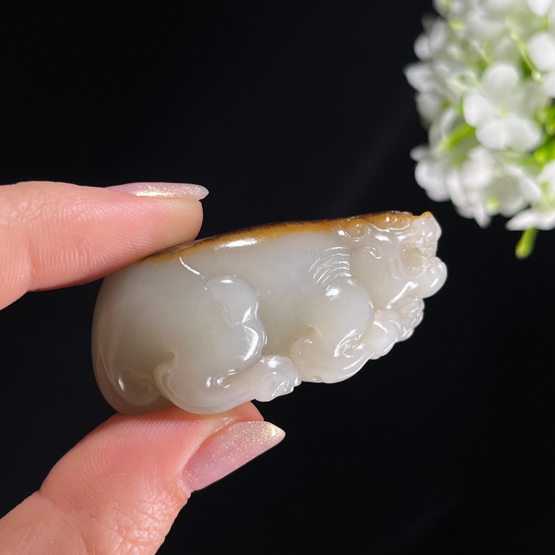 新疆天然和田玉“金皮玉魄”籽料黑红皮貔貅挂件（yc292561）