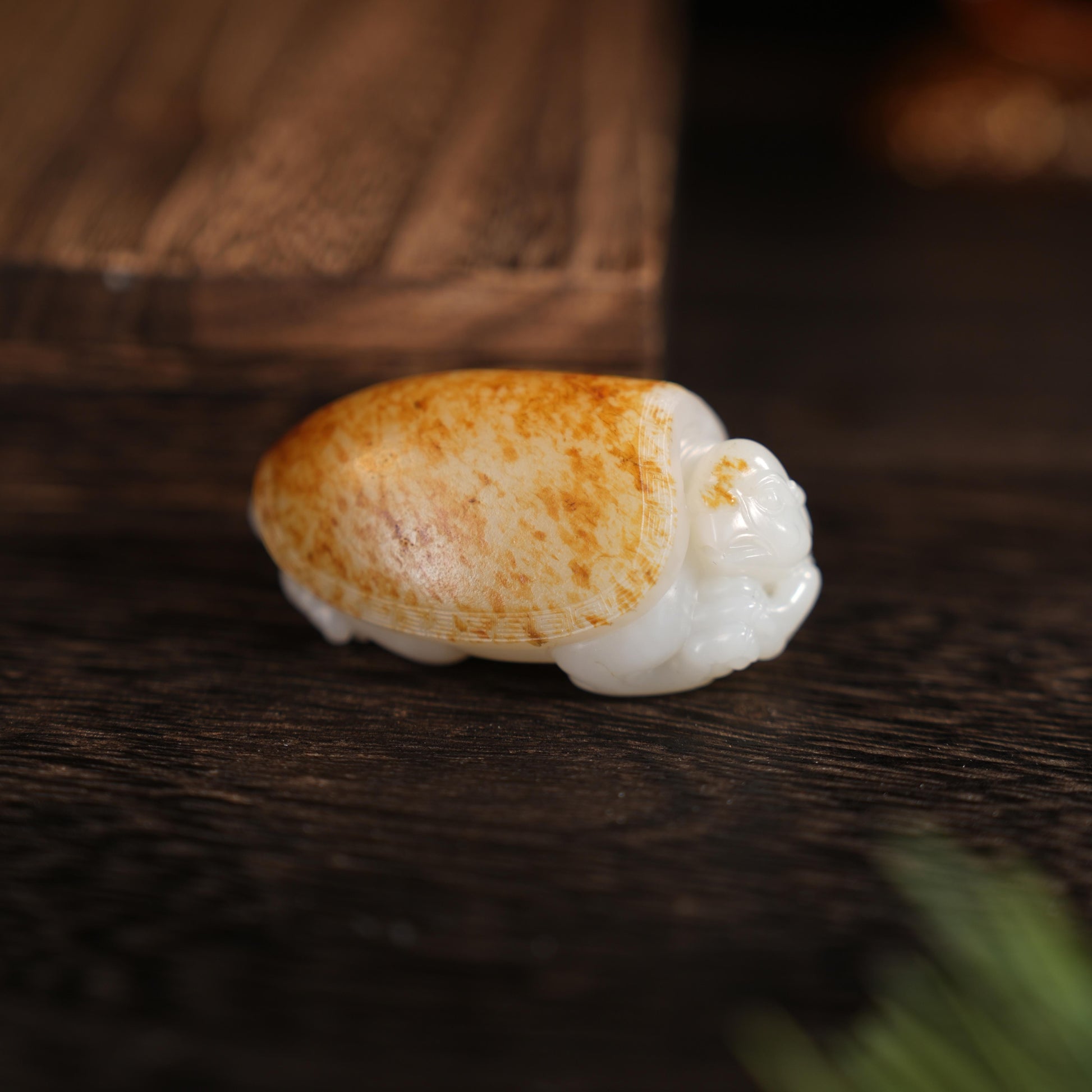新疆和田玉白玉洒金皮籽料龙龟挂件（yc455933）