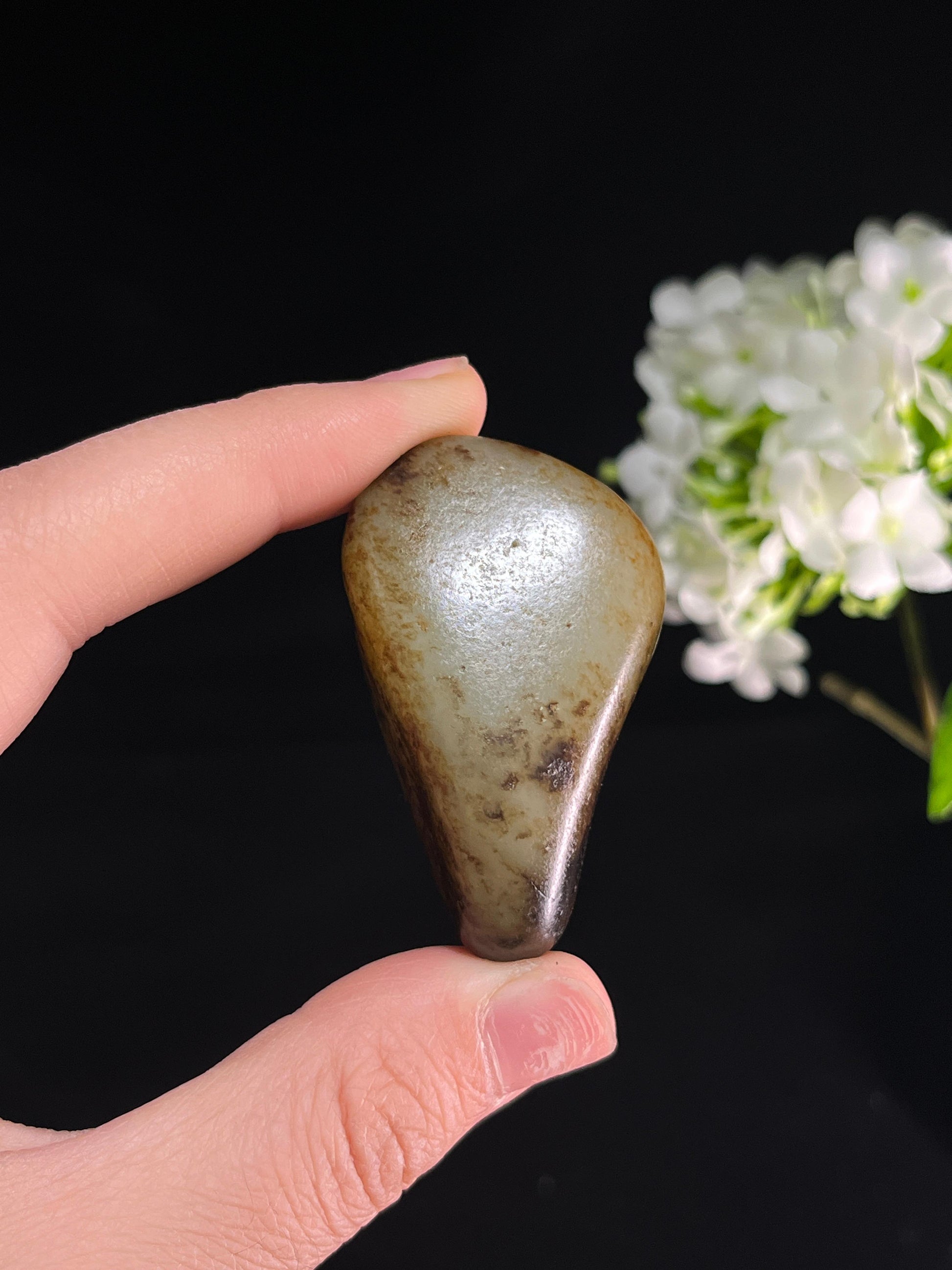 新疆和田玉秋梨皮聚黑皮籽料原石（yc251461）