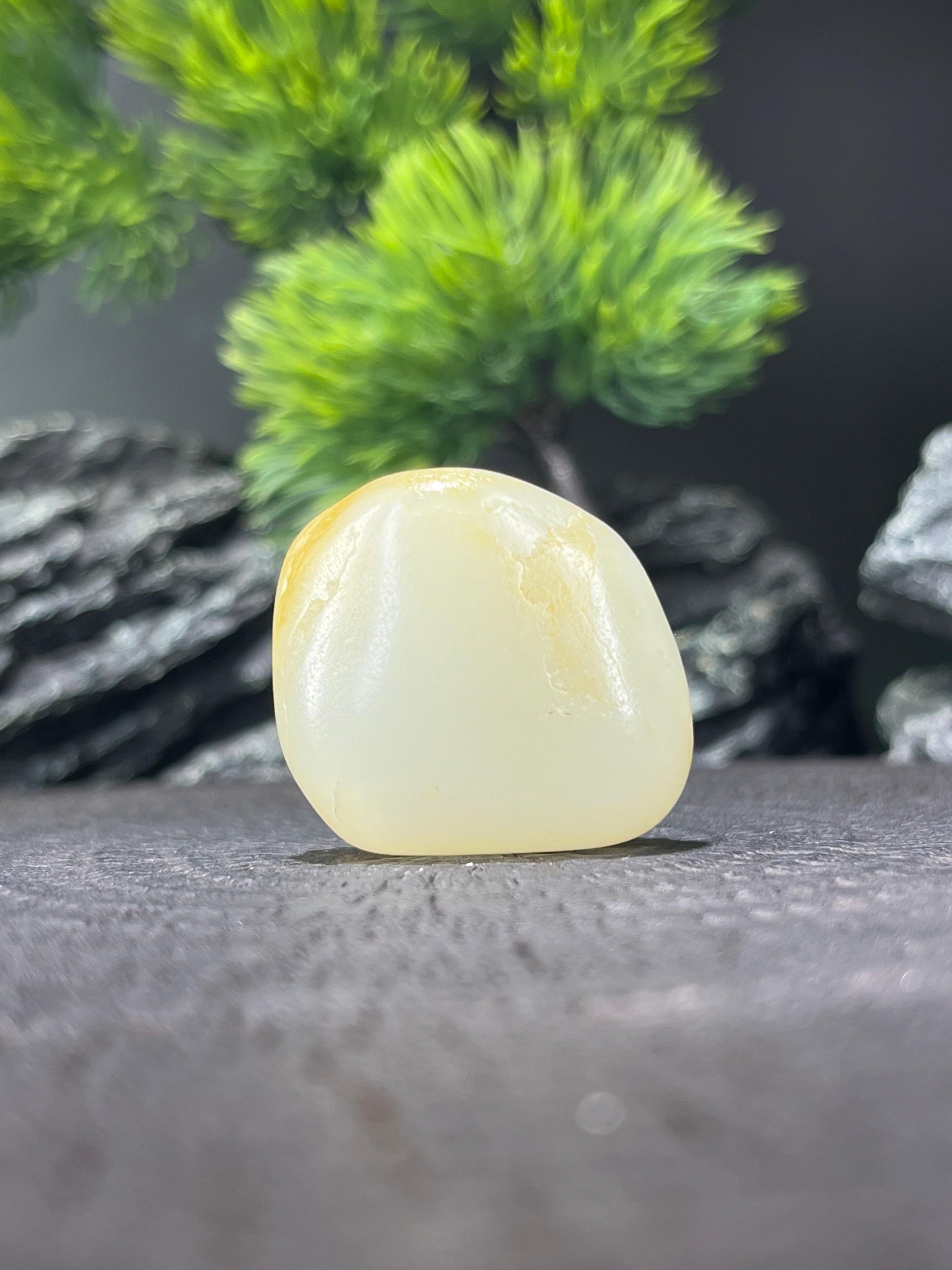 和田玉白玉籽料原石带黄油皮挂件（yc224553）