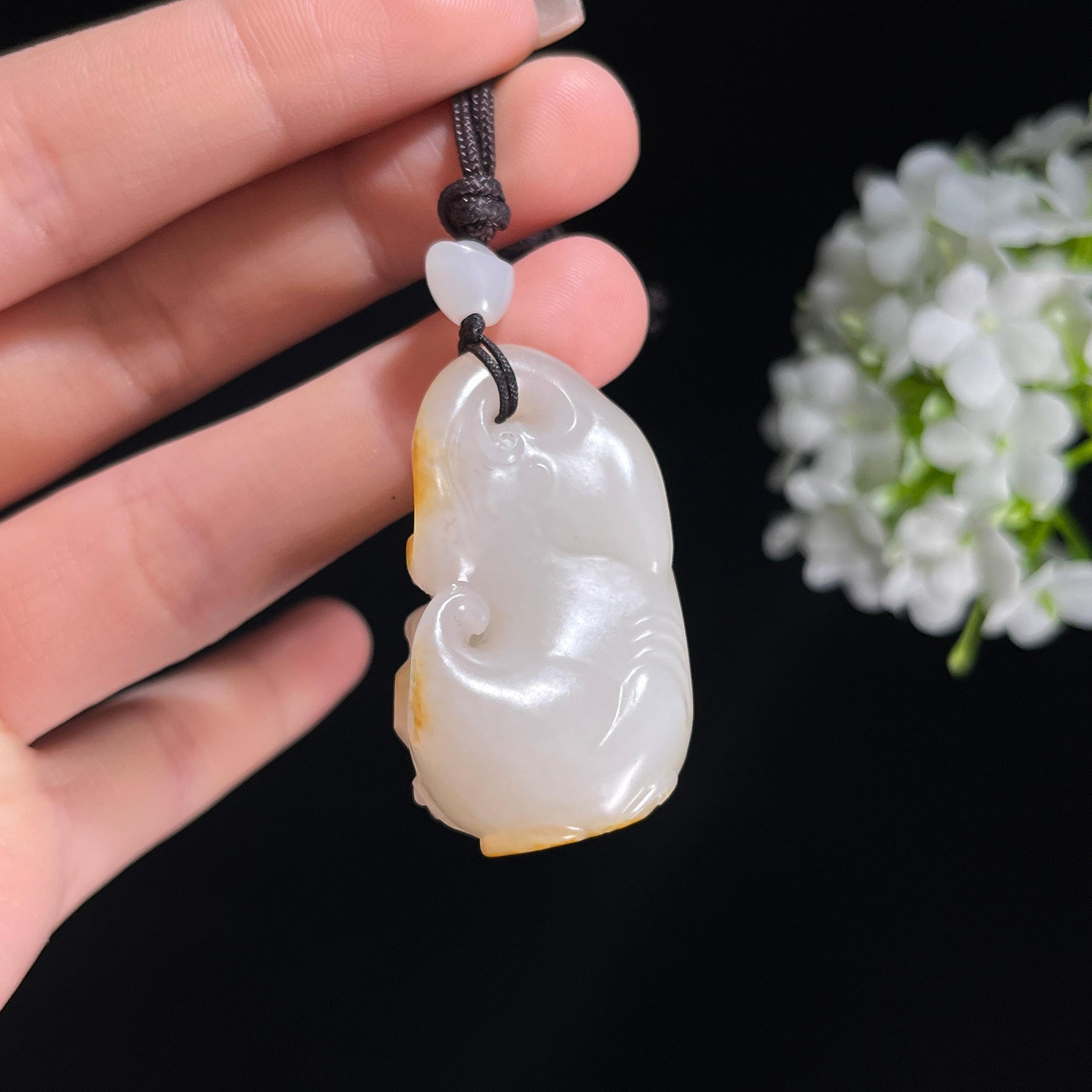 新疆天然和田玉白玉红皮籽料貔貅雕刻挂件（yc379569）