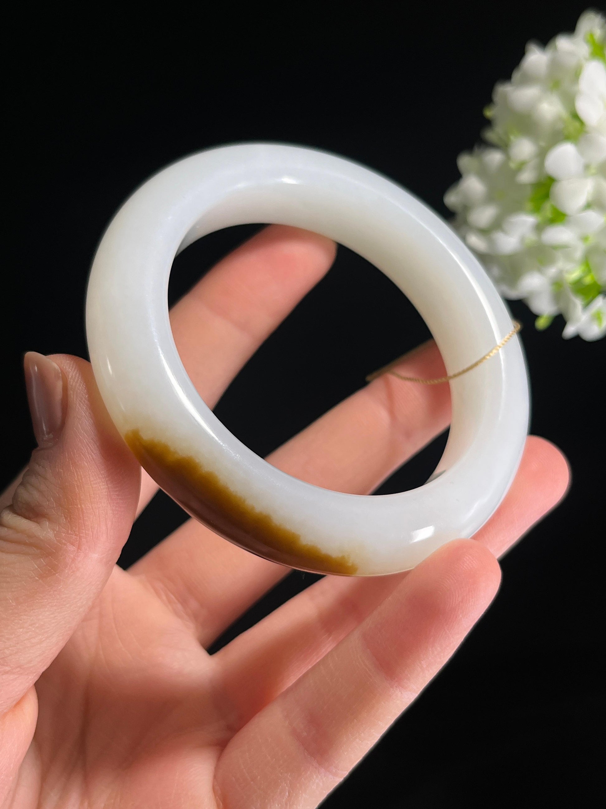 新疆天然和田玉“暖珀凝霜”且末糖白收藏级手镯（卡57）（yc278448）