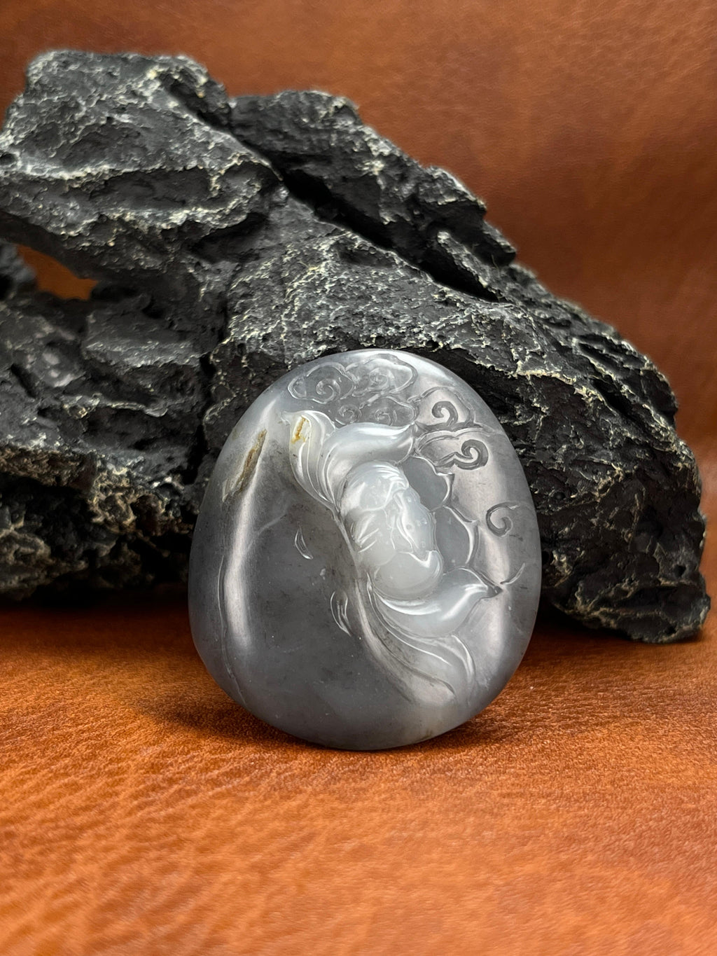 和田玉青花籽料“慈悲护佑”雕刻挂坠（yc222762）