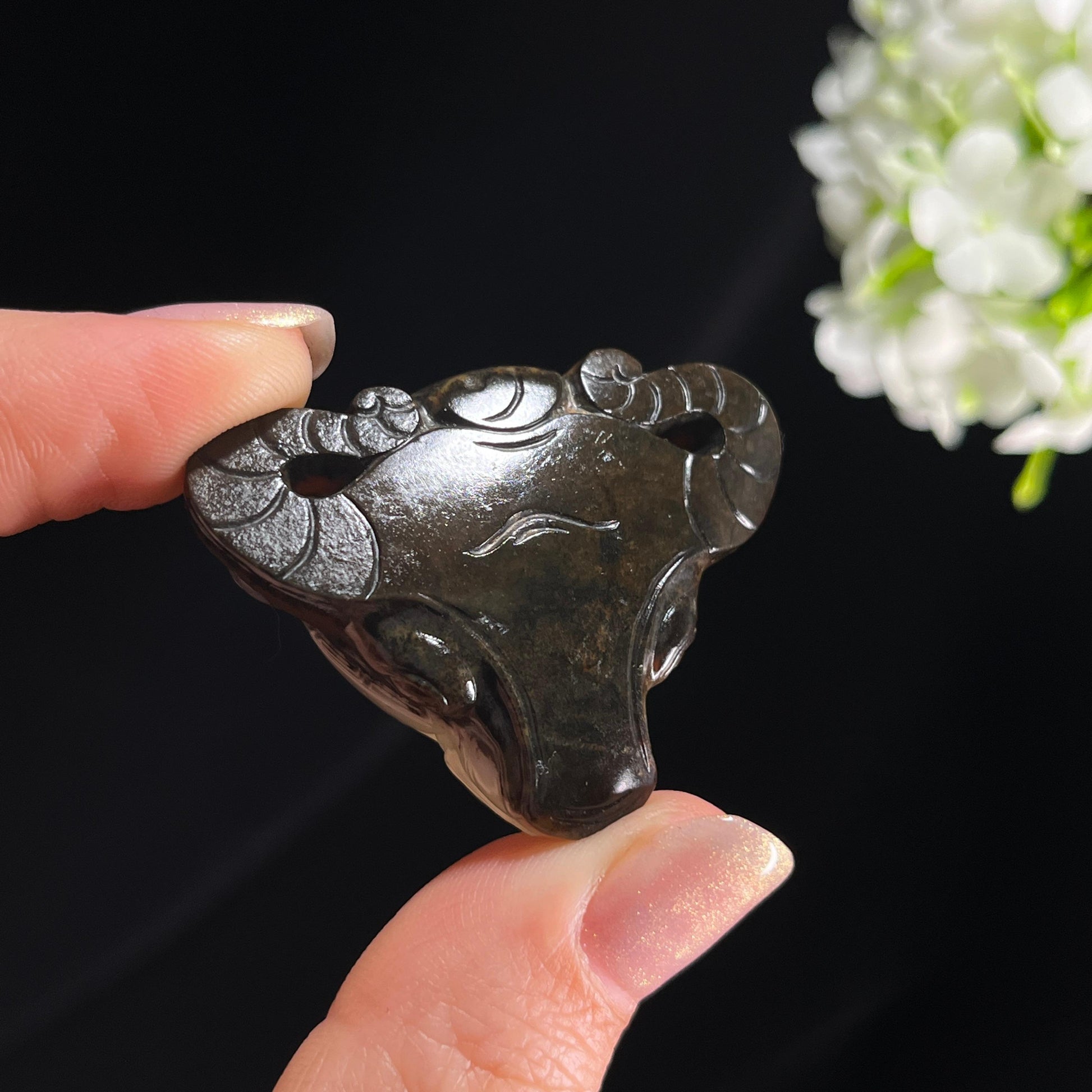 新疆天然和田玉“玉角灵犀”籽料聚黑皮牛头挂件（yc292560）