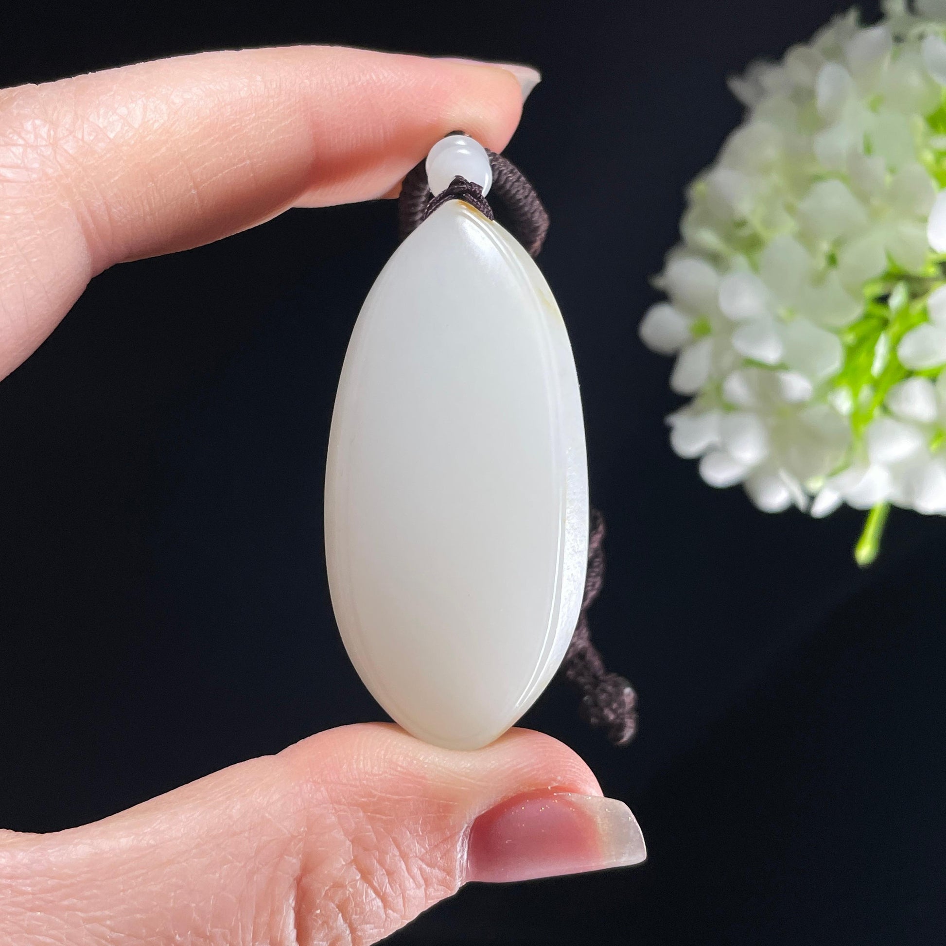 新疆天然和田玉“佛心印月”籽料特色雕刻挂件（yc389845）