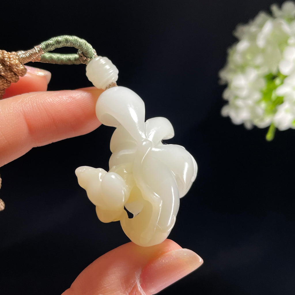 新疆和田玉米达料白玉莲花雕刻挂件（yc365292）