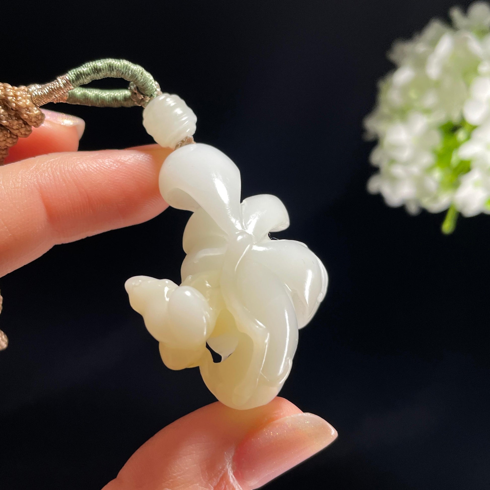 新疆和田玉米达料白玉莲花雕刻挂件（yc365292）