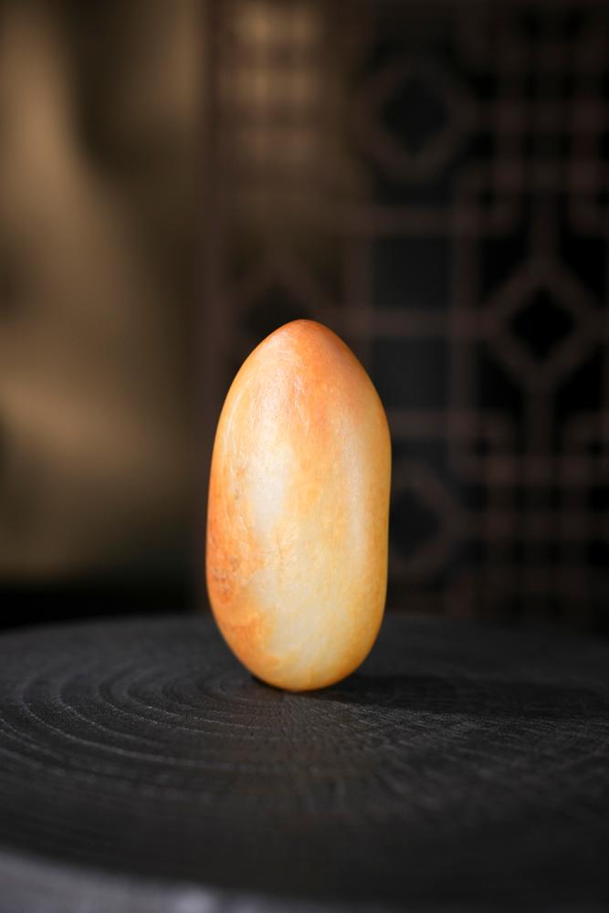 新疆和田玉黄皮“金芒玉卵”籽料原石手把件（yc238735）
