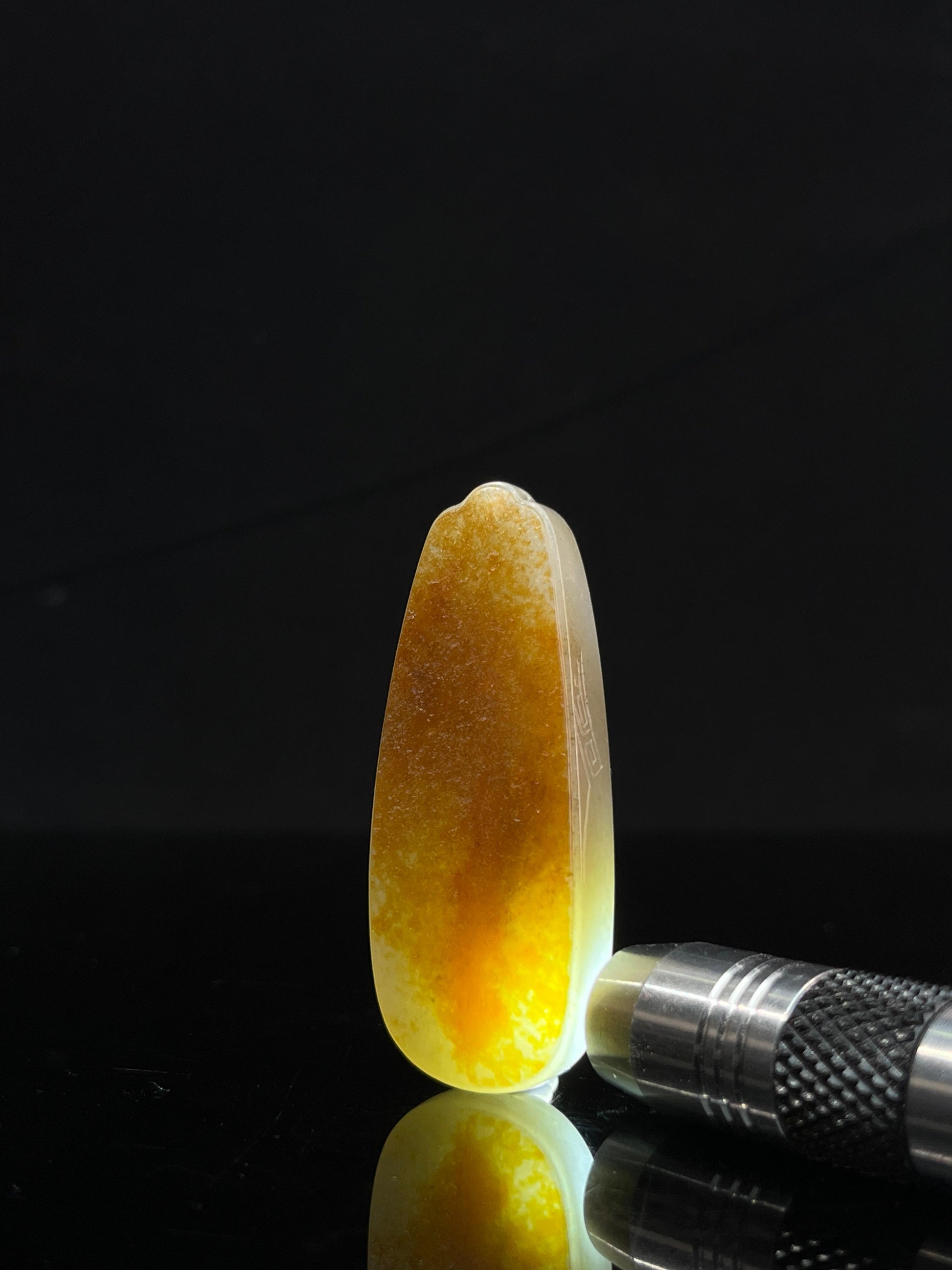 新疆天然和田玉籽料白玉挂件水滴型聚红皮吊坠（yc235576）