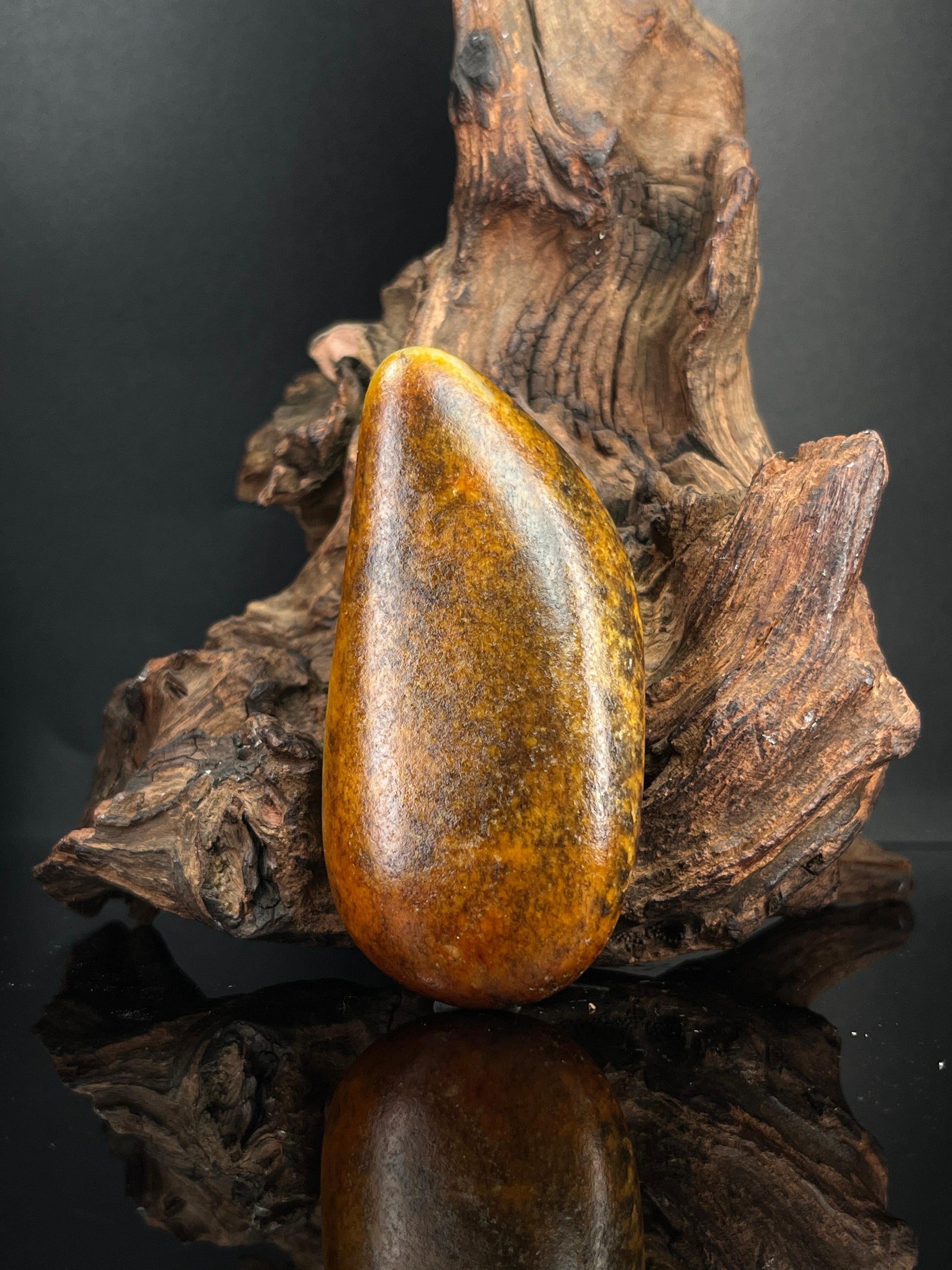 新疆和田白玉聚红黑皮籽料原石（yc241944）