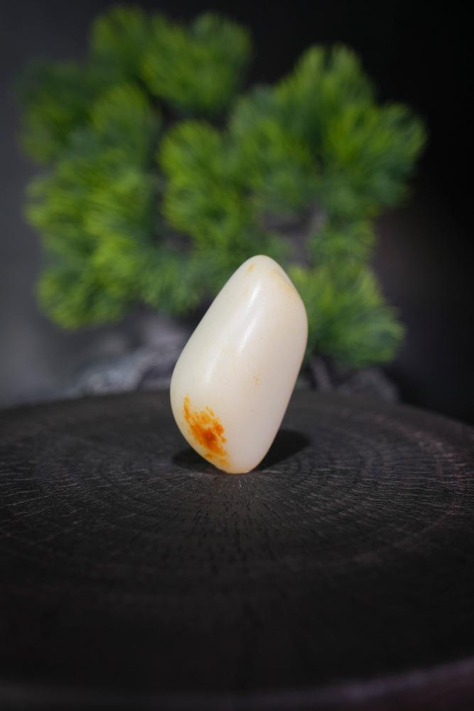 新疆和田玉光白籽带橘红皮底籽料原石（yc240766）