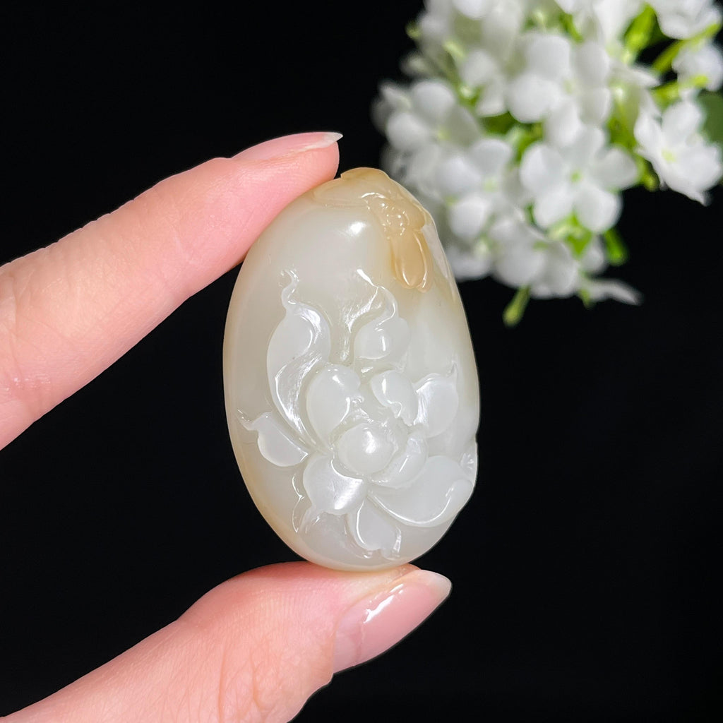新疆天然和田玉“荷间凝糖”且末糖白料莲花雕刻吊坠（yc302184）