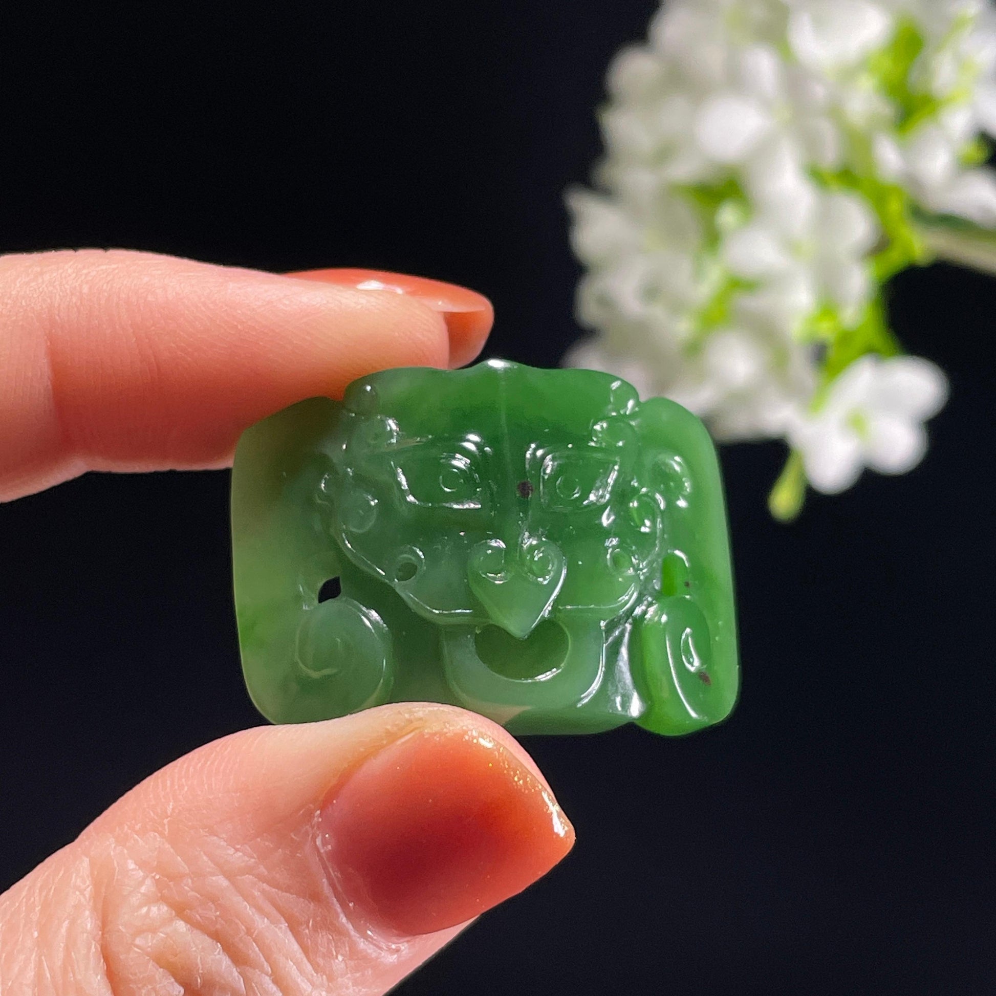 新疆天然和田玉碧玉“碧面神兽”饕餮纹雕刻挂件（yc316560）