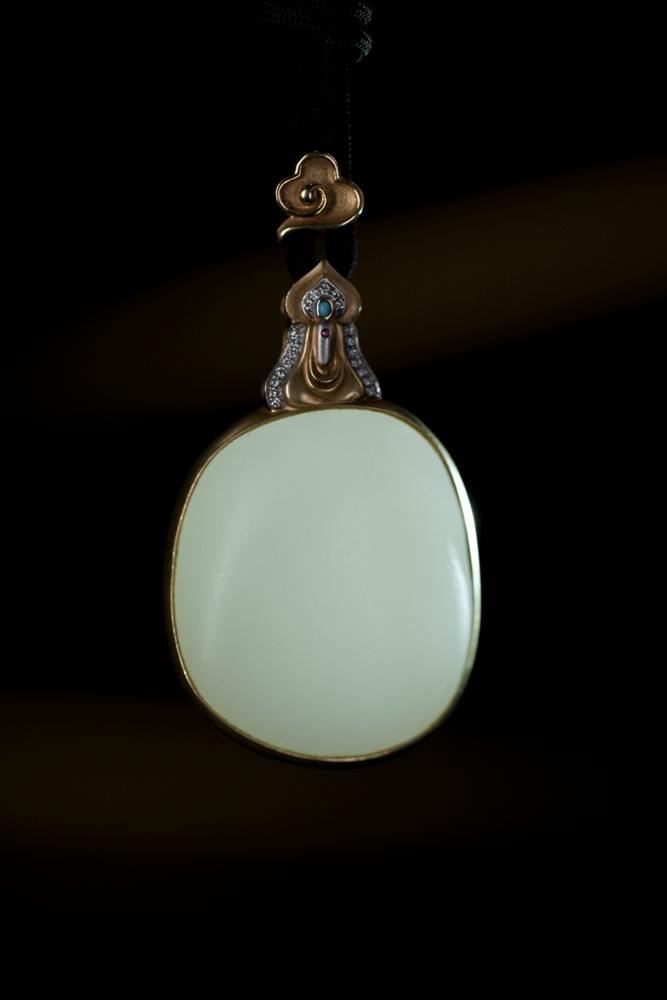 18k金镶和田玉羊脂白包金籽料原石挂件（yc250988）