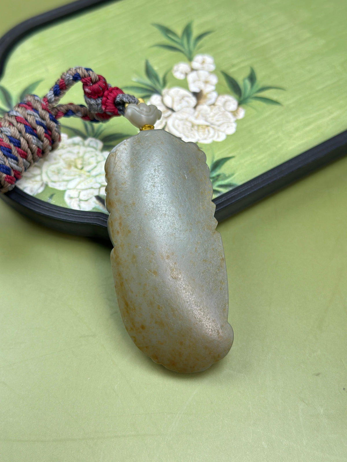 臻品新疆和田玉卡其沙枣青籽料韦驮菩萨挂件（yc765335）