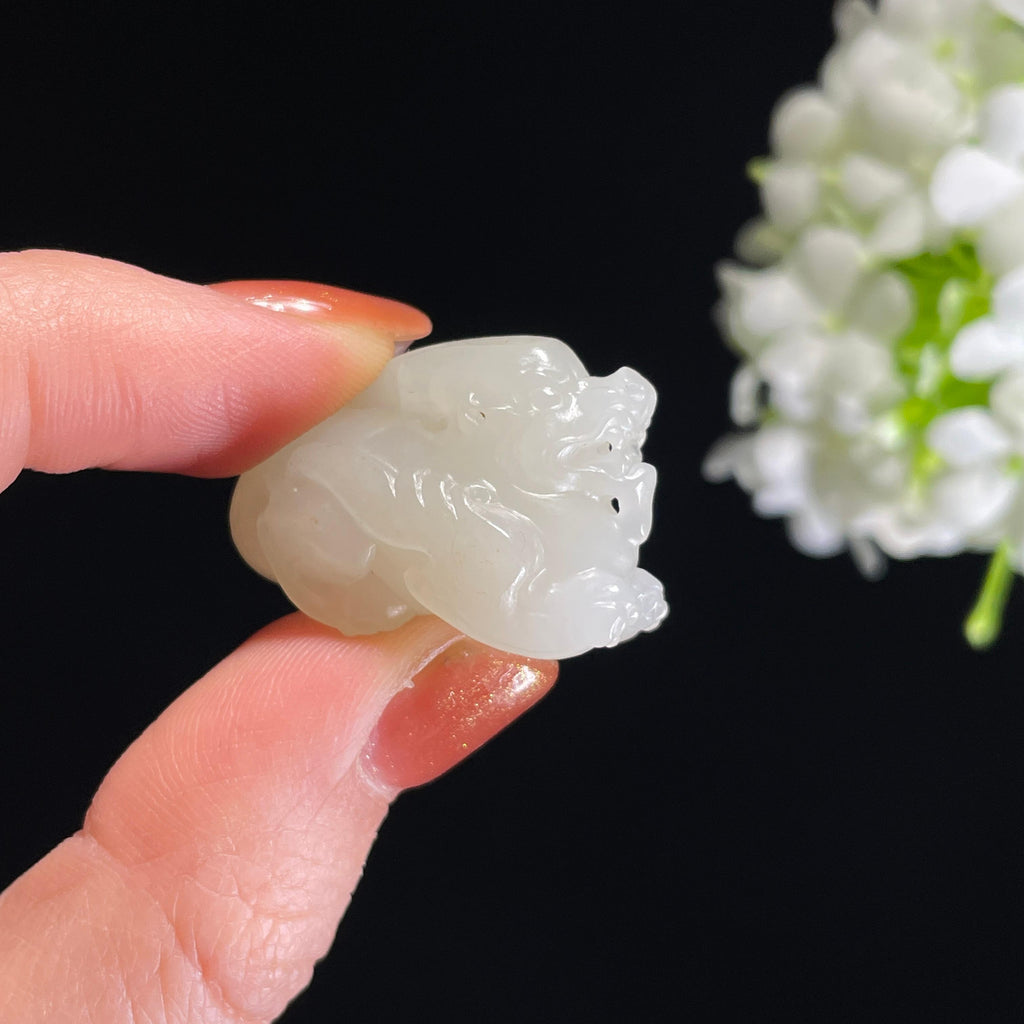 和田玉白玉“萌貅守运”籽料貔貅雕刻挂件（yc318539）