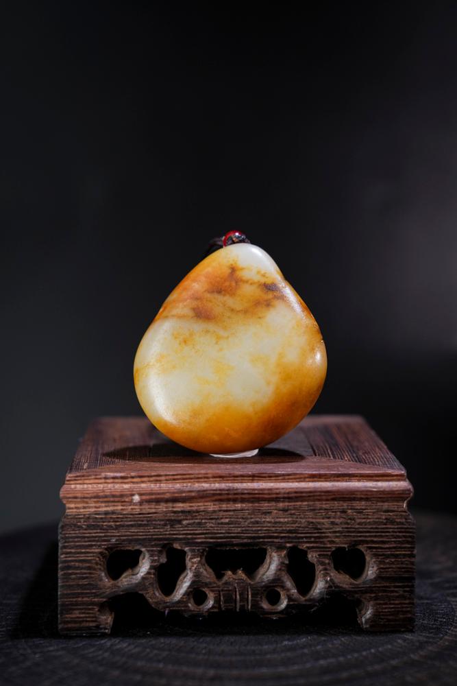 中国　玉石彫刻　貼花文　硯屏　M　R8524 Three greyish-celadon jade discs, bi, Neolithic period