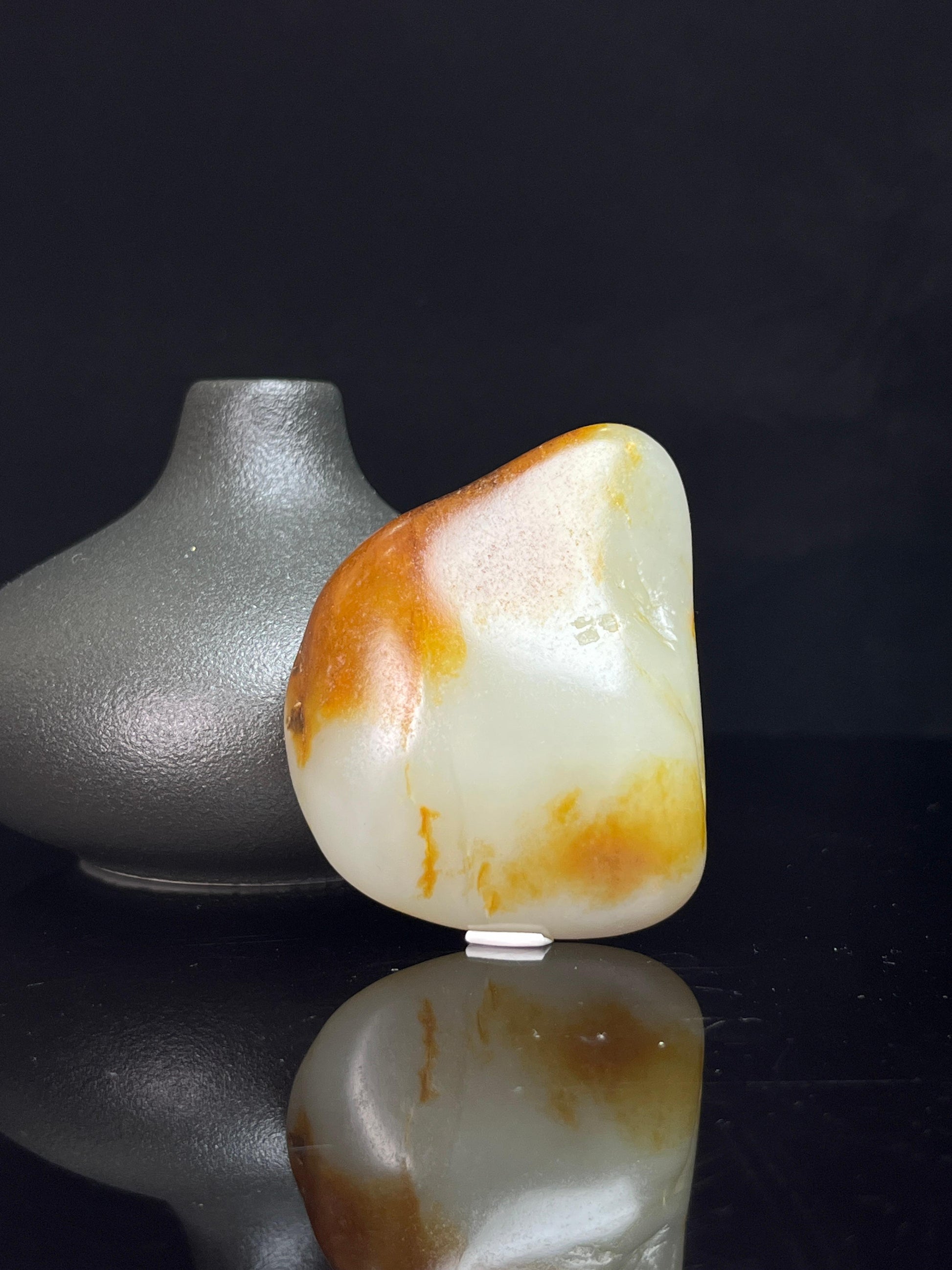 新疆和田玉籽料原石红皮白肉挂件（yc235079）