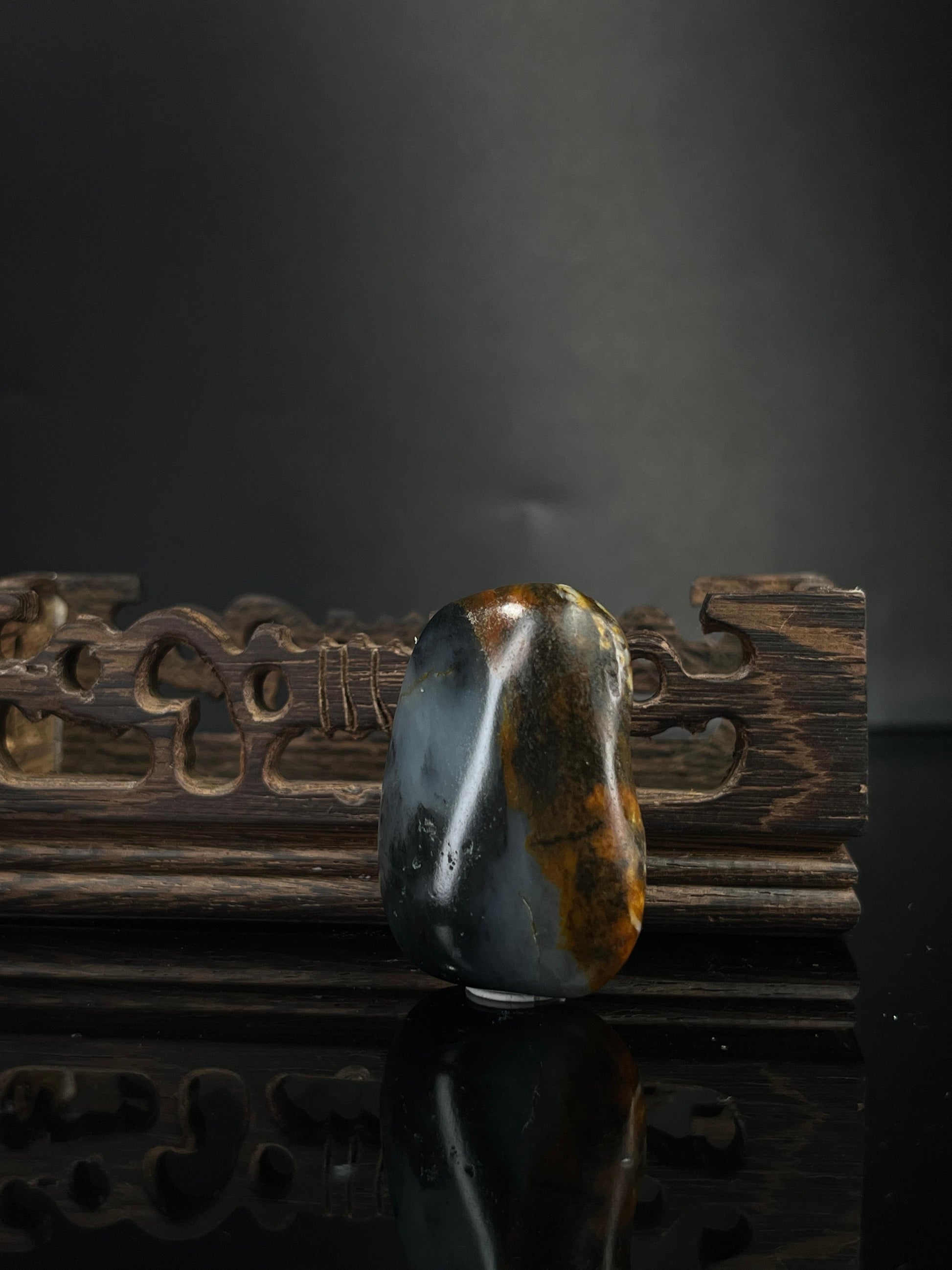 新疆和田玉青花聚黑红特色籽料原石挂件（yc240517）