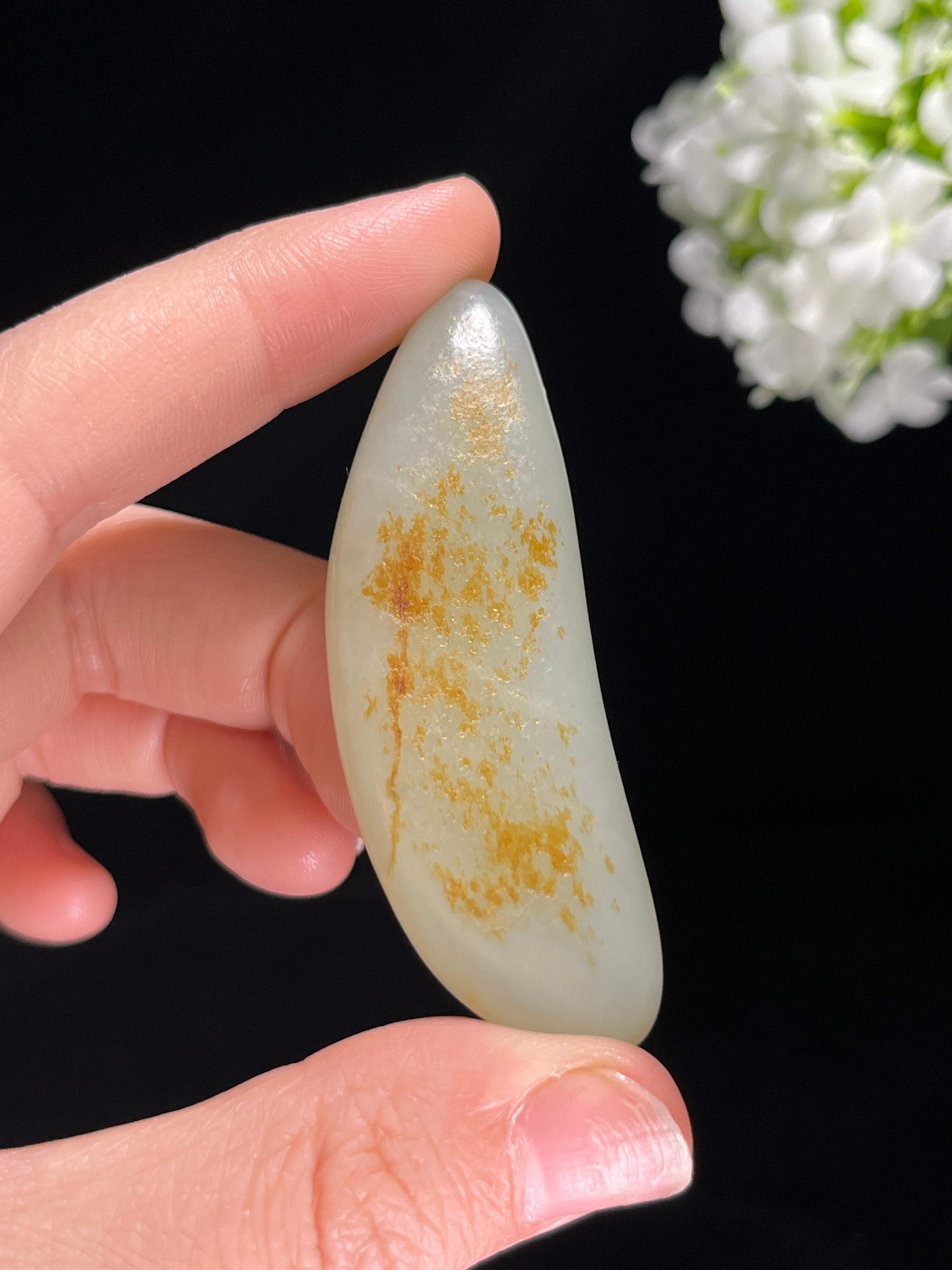 新疆和田玉精品聚红皮“月牙弯弯”籽料原石（yc255469）