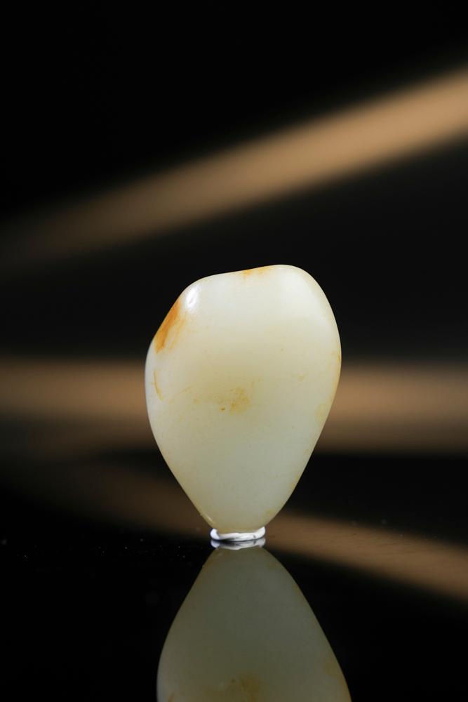 新疆和田玉暖白种洒金皮籽料原石小手把（yc252461）