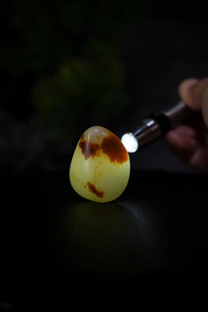 新疆和田玉聚红皮白肉籽料原石挂坠（yc230252）