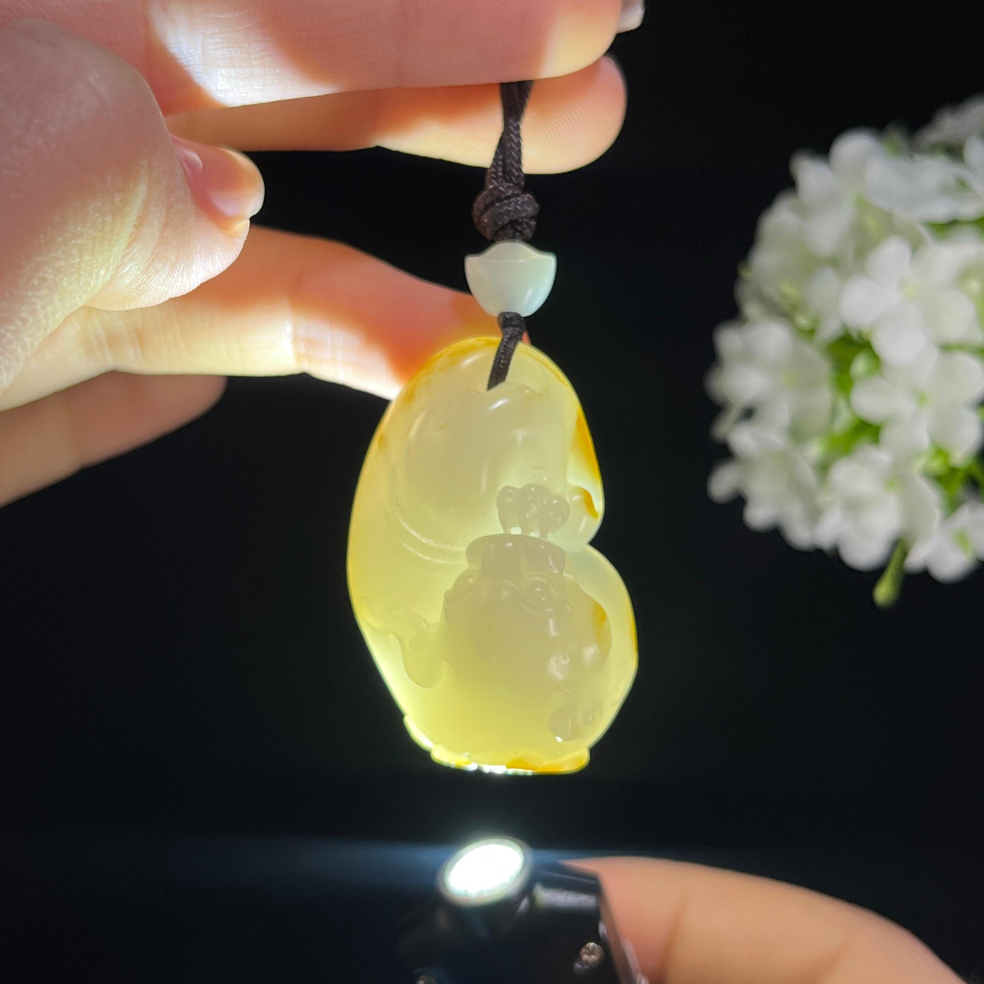 新疆天然和田玉白玉红皮籽料貔貅雕刻挂件（yc379569）