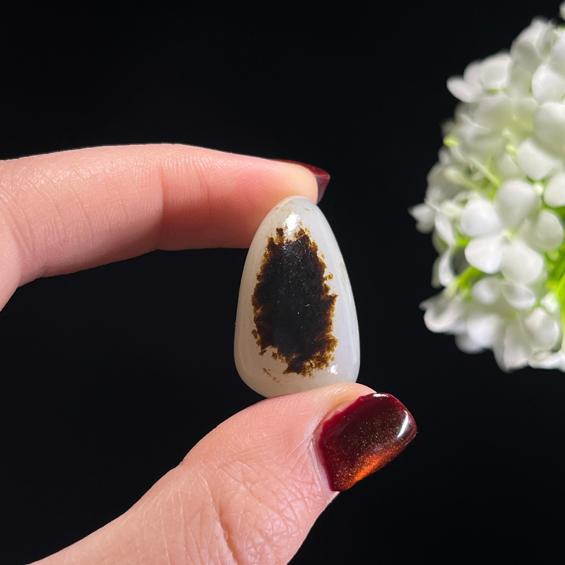 和田玉白玉“墨池凝雪”聚黑皮籽料挂件（yc336331）